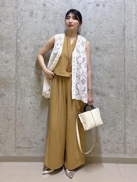 「ROPE'（ロペ）のポインテッドVカットパンプス（パンプス、シルバー系）」を使った、SAORIさん（レディース）の春コーディネート