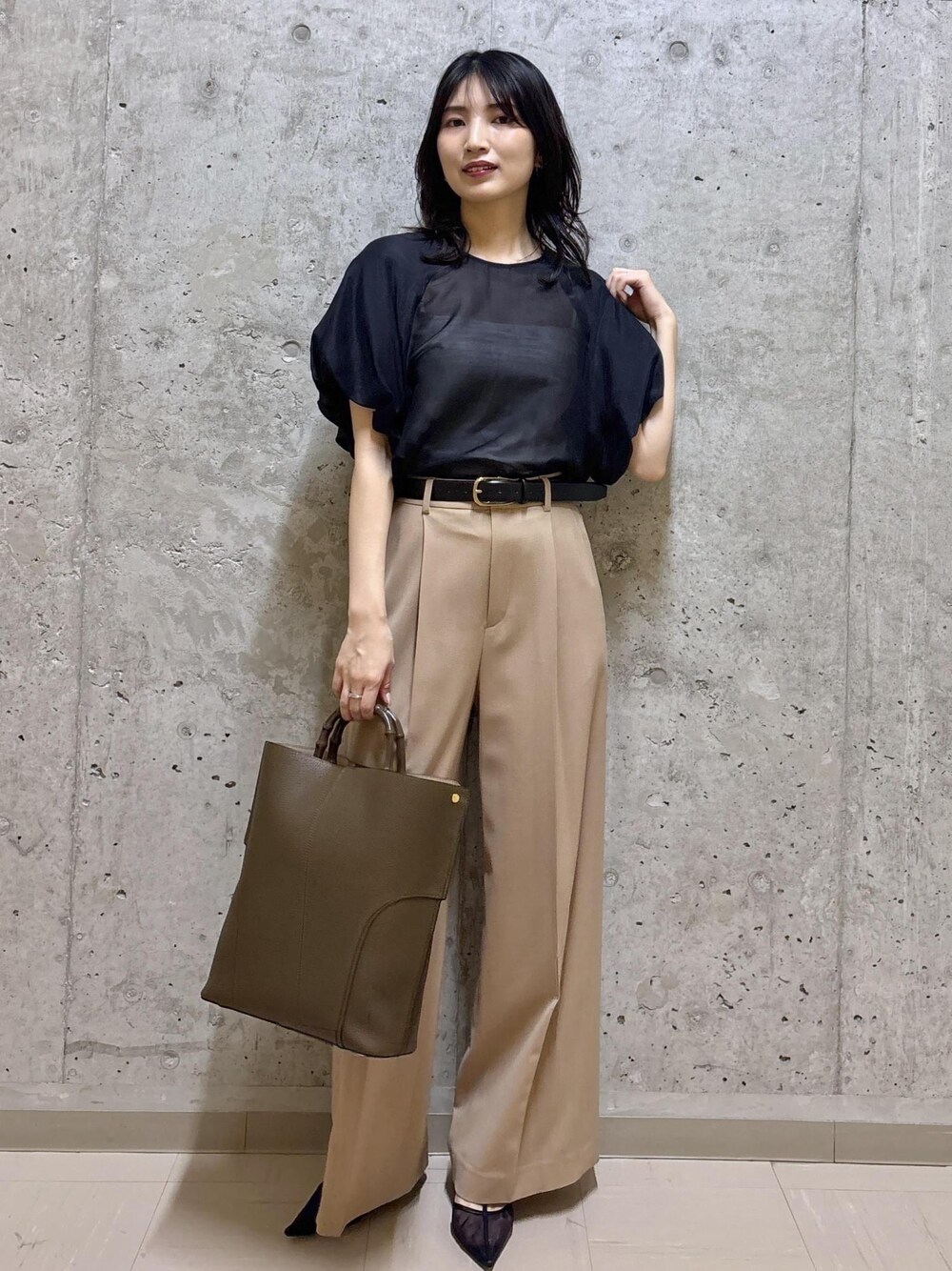 「夏コーデ、初秋コーデ、秋コーデ、お仕事コーデ、授業参観日コーデ、お出かけコーデ、女子会コーデ、大人カジュアル、パンツスタイル、シンプルコーデ、きれいめコーデ、ROPÉ、ナチュラル、ブルべ夏、混合」｜「ROPE'のポインテッドシアーパンプス（パンプス、ブラック系）」を使った、SAORIさん（レディース・164cm）の夏コーディネートの1枚目の写真