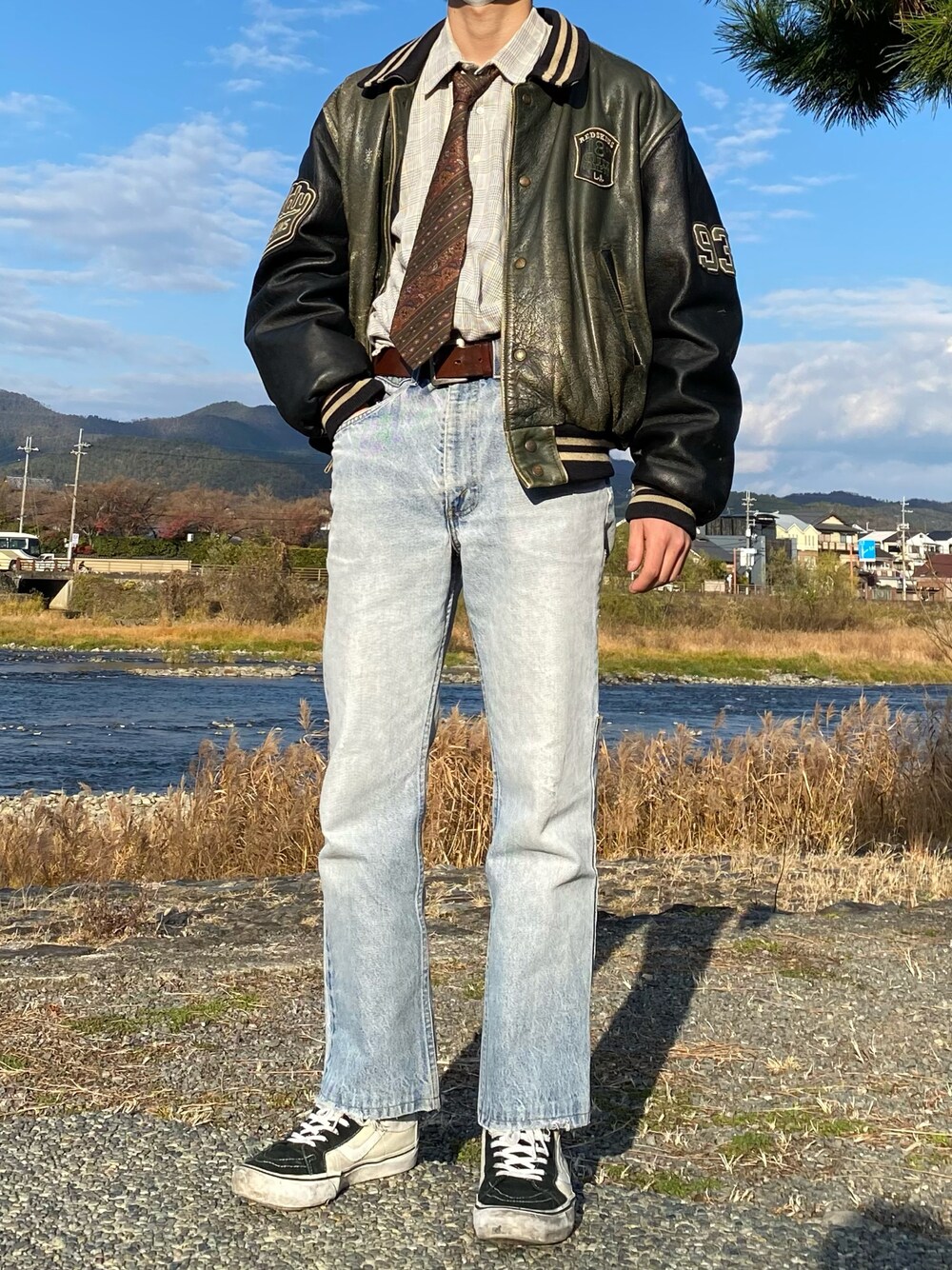 「カジュアル、おしゃれさんと繋がりたい、古着MIX、いいね、save、フォローお願いします🤑、ゆるコーデ、古着、休日スタイル、古着好きな人と繋がりたい、インスタフォローしてね！、ビックシルエット、キレイめ、きれいめカジュアル、ストリート、白スニーカー」｜「Levi'sのアイテム（デニムパンツ、グレー系）」を使った、アフロマンさん（メンズ・60cm）の冬コーディネートの1枚目の写真