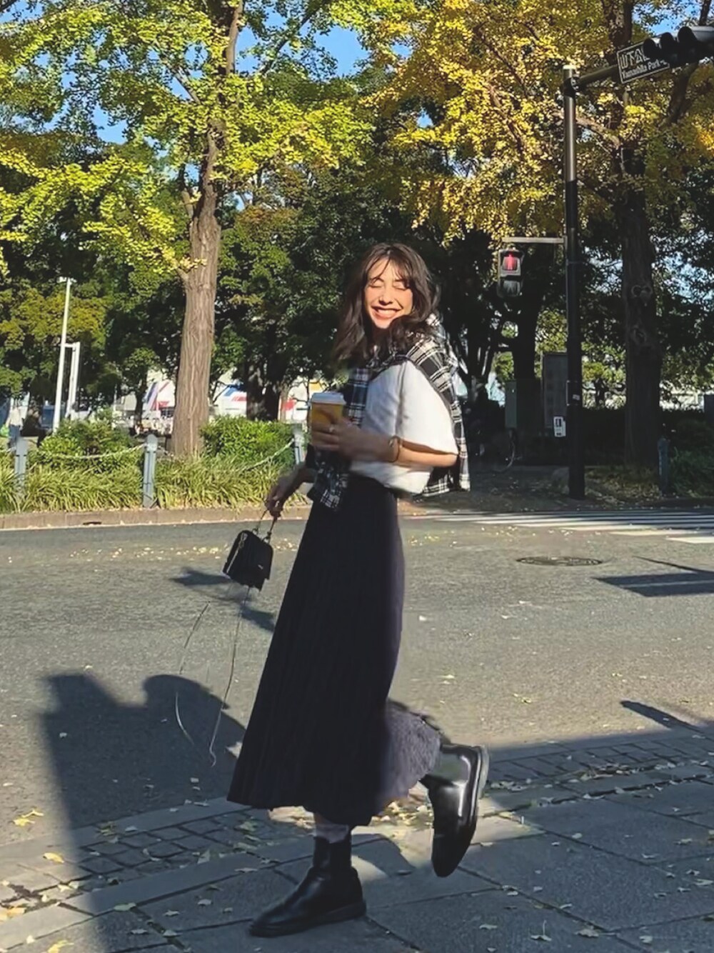 「ZARAのアイテム（スカート、ブルー系）」を使った、鈴木ヒカリさん（レディース・156cm）の秋コーディネートの1枚目の写真