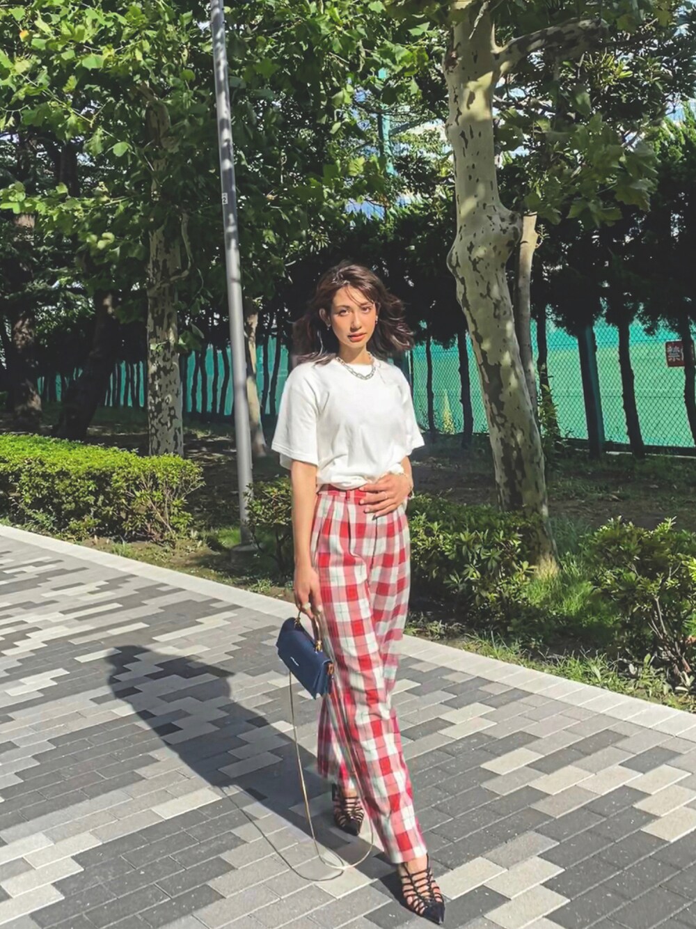 「Ameriのアイテム（スラックス、レッド系）」を使った、鈴木ヒカリさん（レディース・156cm）の夏コーディネートの1枚目の写真