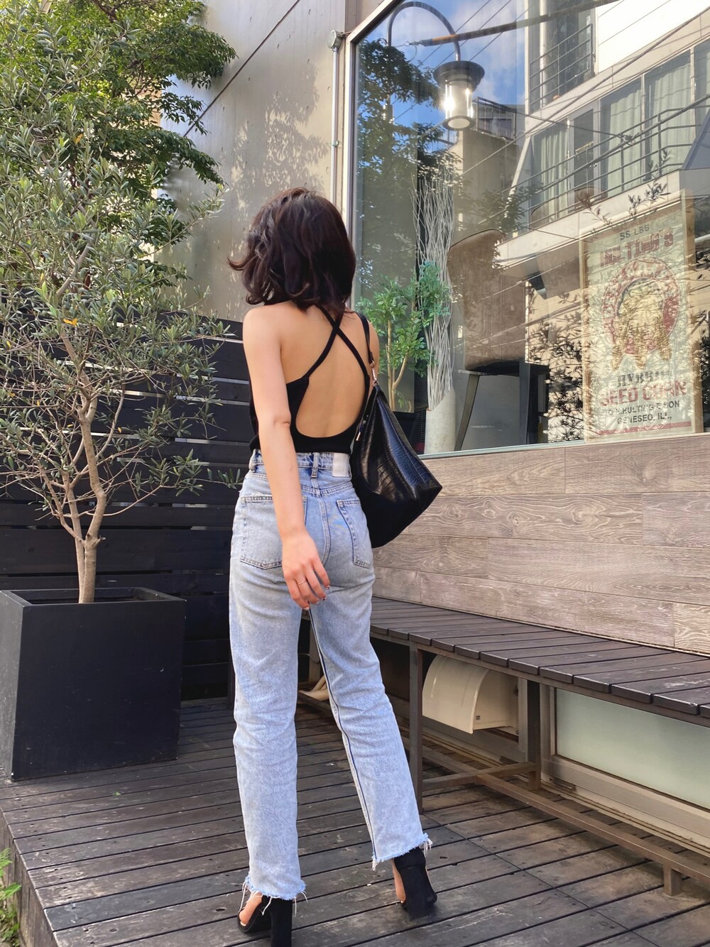 「ZARAのアイテム（デニムパンツ、ブルー系）」を使った、鈴木ヒカリさん（レディース・156cm）の夏コーディネートの1枚目の写真
