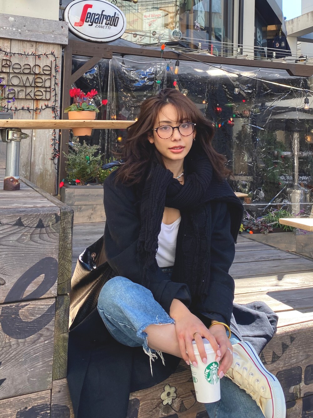 「休日スタイル、大人カジュアル、冬コーデ、パンツスタイル、オトナ女子、シンプルコーデ」｜「UNIQLOのアイテム（ノーカラーコート、ブルー系）」を使った、鈴木ヒカリさん（レディース・156cm）の冬コーディネートの1枚目の写真