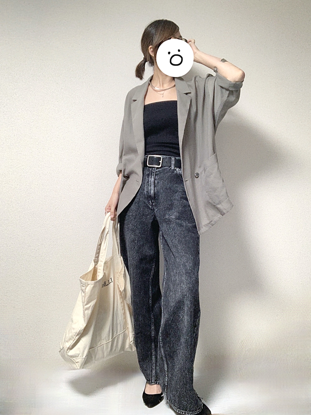 グリーン系のテーラードジャケット、ホワイト系のトートバッグ、ブラック系のパンプスを着用したレディースの夏コーディネートの1枚目の写真