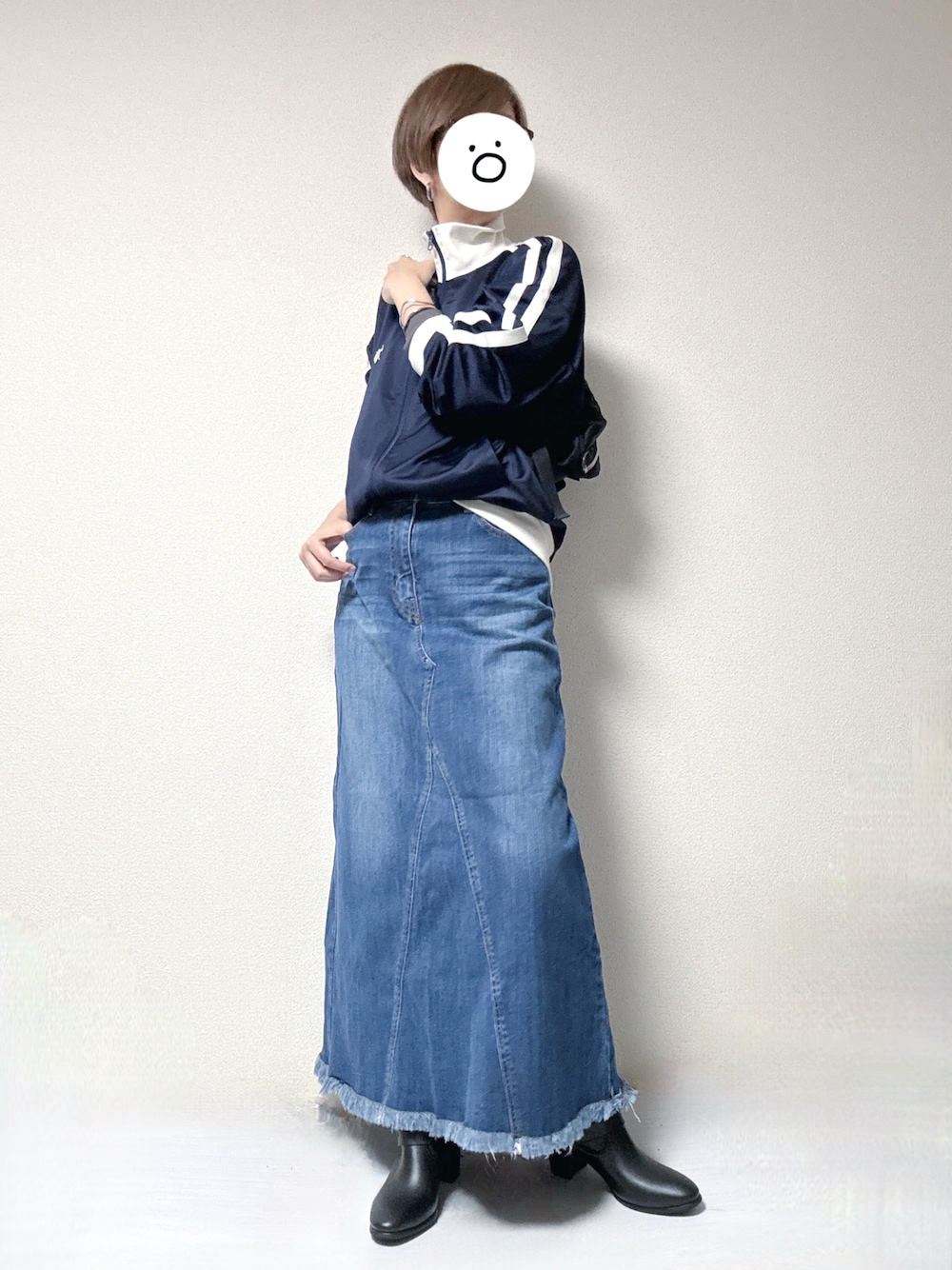 ブルー系のジャージ、ブルー系のデニムスカート、ブラック系のボディバッグ/ウエストポーチを着用したレディースの秋コーディネートの1枚目の写真