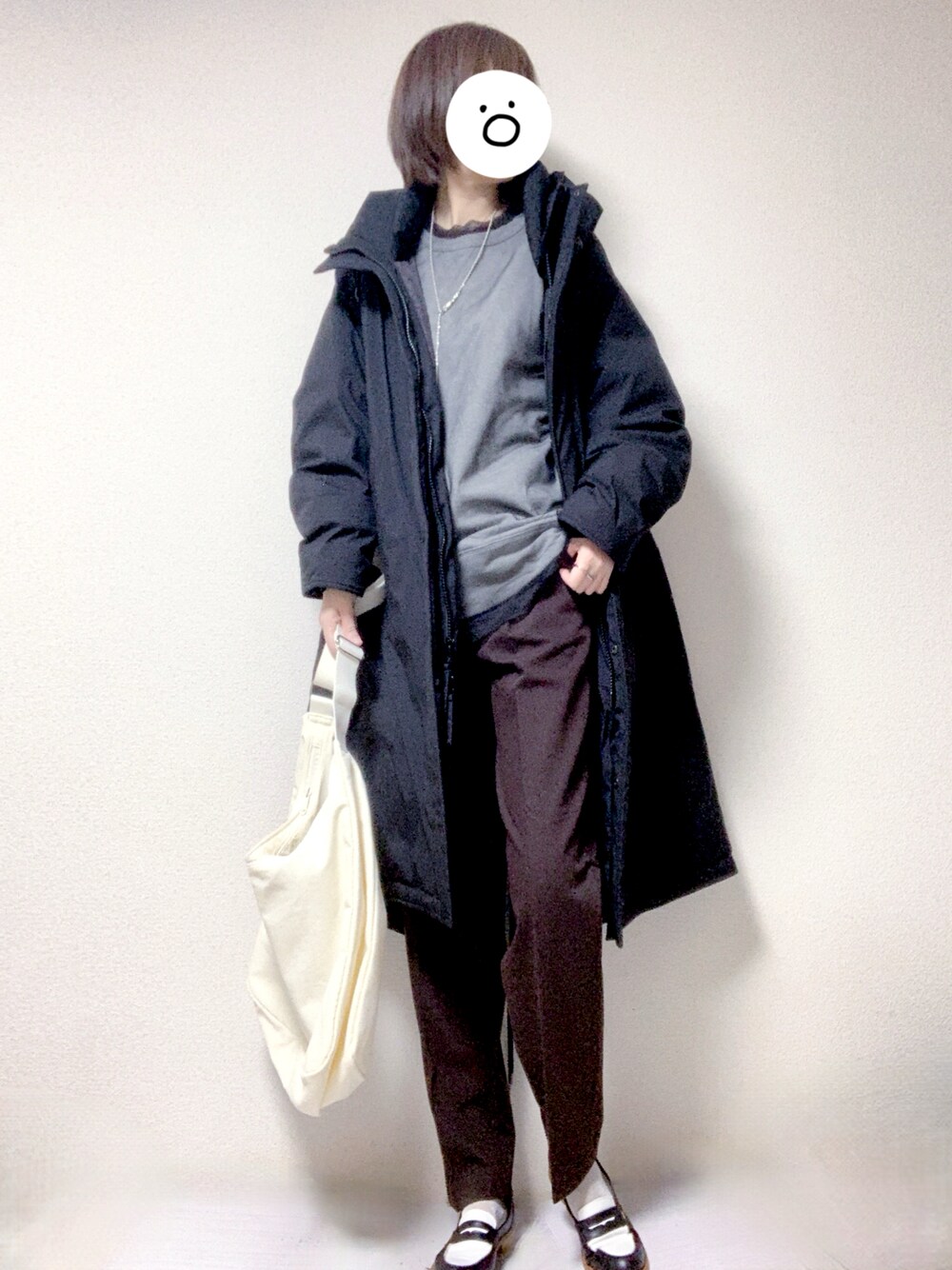 ホワイト系のショルダーバッグ、その他のローファー、ブラウン系のスラックスを着用したレディースの冬コーディネートの1枚目の写真