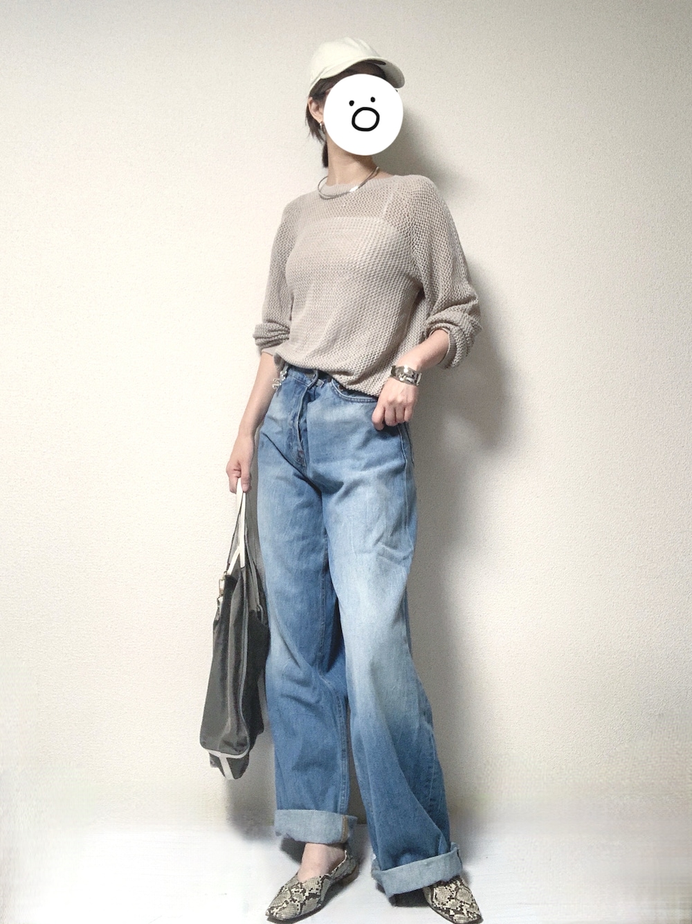 ベージュ系のパンプス、ブルー系のデニムパンツ、グリーン系のショルダーバッグを着用したレディースの春コーディネートの1枚目の写真