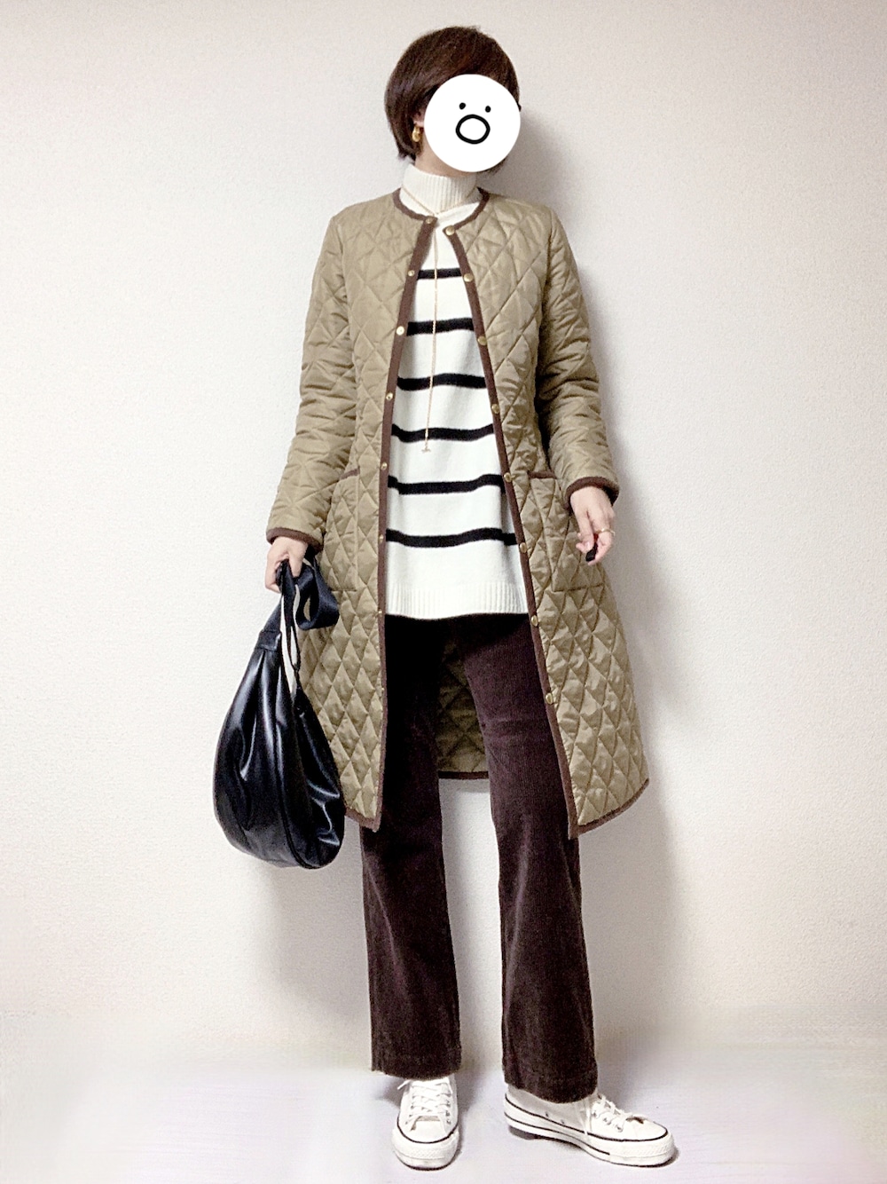 ホワイト系のスニーカー、ブラック系のショルダーバッグ、ブラウン系のその他パンツを着用したレディースの冬コーディネートの1枚目の写真