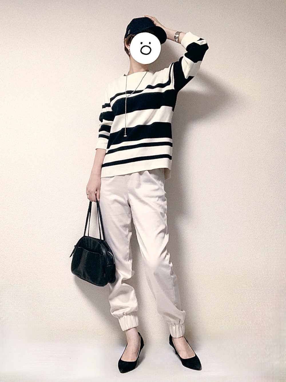 ホワイト系のニット/セーター、ホワイト系のその他パンツ、ブラック系のトートバッグを着用したレディースの秋コーディネートの1枚目の写真