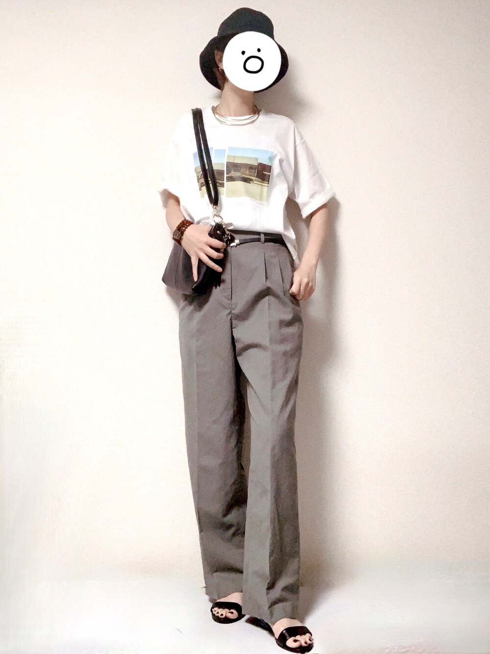 ブラック系のサンダル、グリーン系のその他パンツ、ホワイト系のTシャツ/カットソーを着用したレディースの秋コーディネートの1枚目の写真