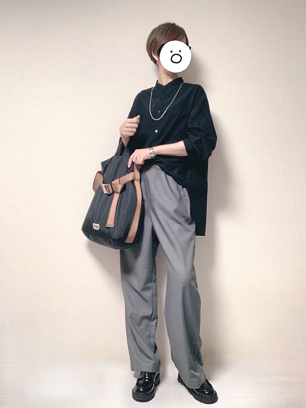 ブラック系のシャツ/ブラウス、グレー系のその他パンツ、ブラック系のトートバッグを着用したレディースの秋コーディネートの1枚目の写真