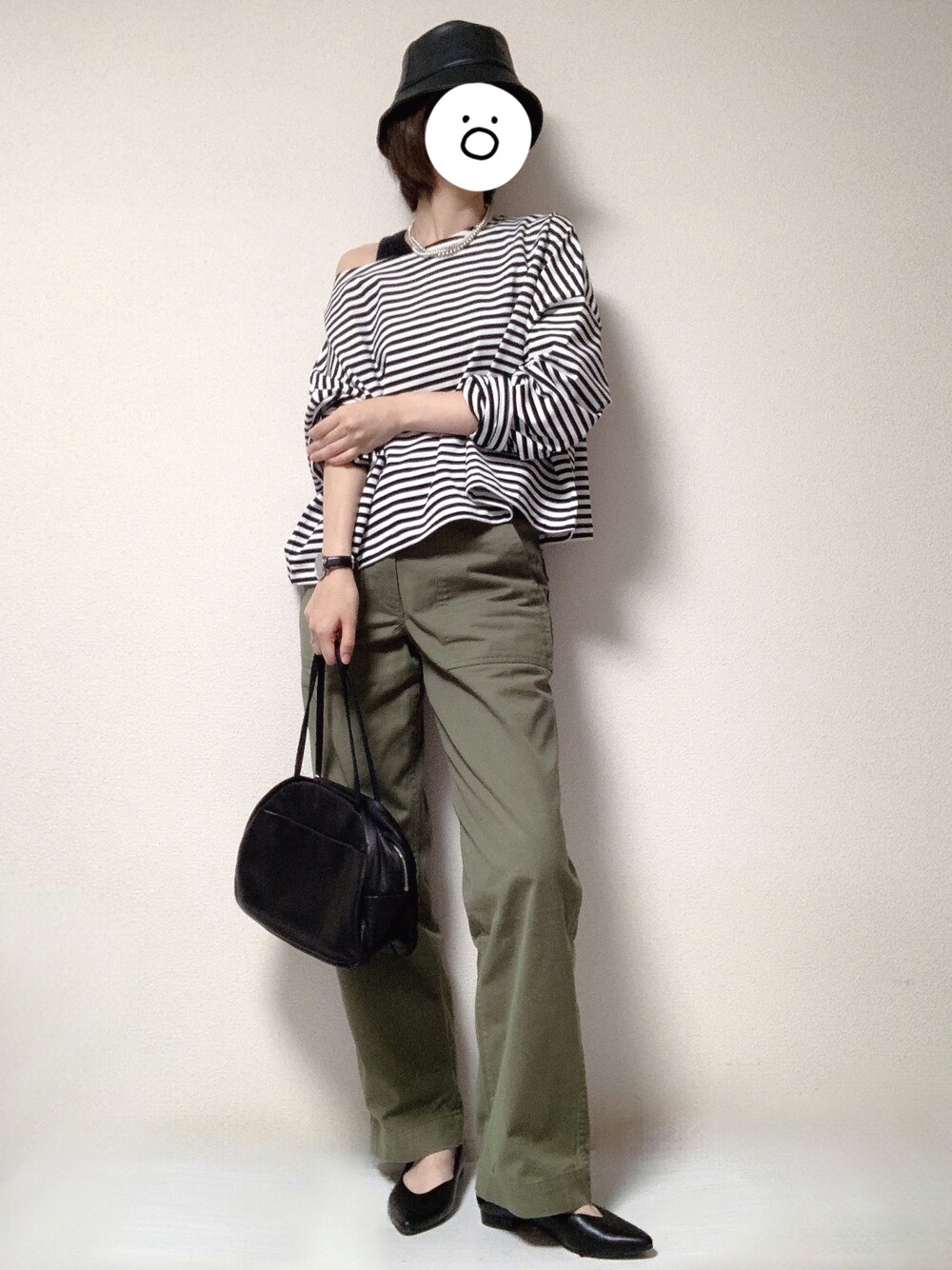 ブラック系のその他シューズ、グリーン系のその他パンツ、ブラック系のトートバッグを着用したレディースの秋コーディネートの1枚目の写真