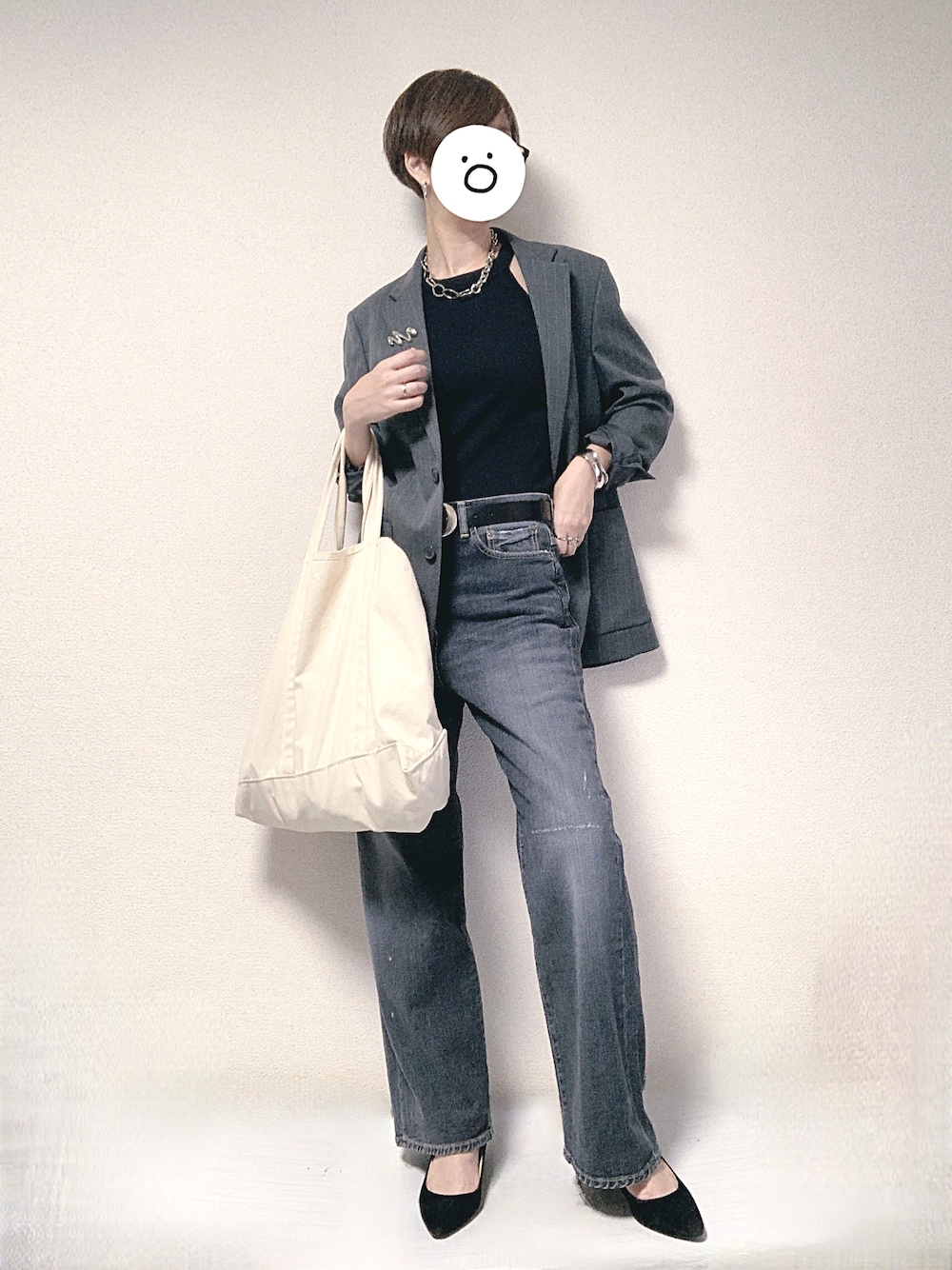 グレー系のテーラードジャケット、ブラック系のタンクトップ、ホワイト系のトートバッグを着用したレディースの秋コーディネートの1枚目の写真