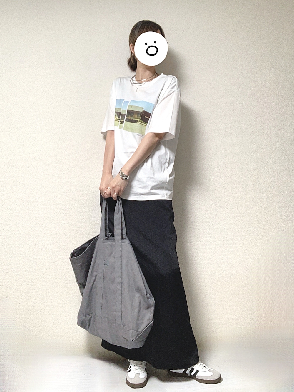 ホワイト系のTシャツ/カットソー、グレー系のトートバッグ、ブラック系のスカートを着用したレディースの夏コーディネートの1枚目の写真