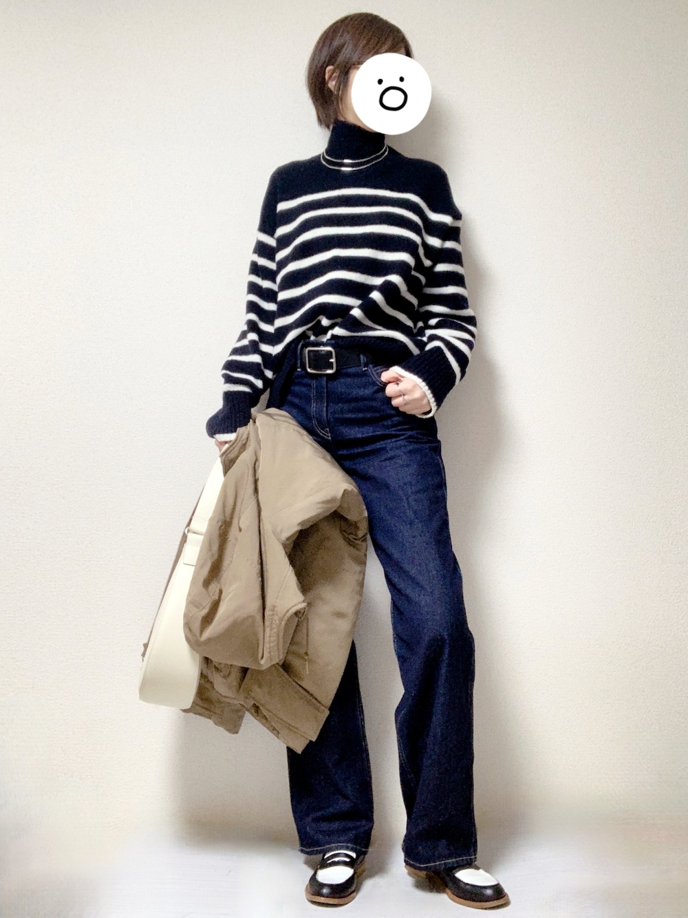 その他のローファー、ブルー系のデニムパンツ、ベージュ系のブルゾンを着用したレディースの冬コーディネートの1枚目の写真