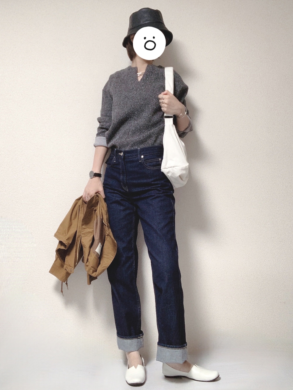 ブルー系のデニムパンツ、ホワイト系のショルダーバッグ、グレー系のTシャツ/カットソーを着用したレディースの秋コーディネートの1枚目の写真