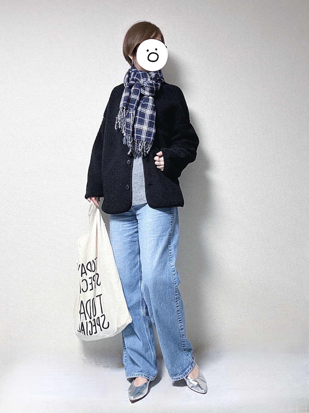 ブラック系のカーディガン/ボレロ、ブルー系のデニムパンツ、ベージュ系のエコバッグ/サブバッグを着用したレディースの秋コーディネートの1枚目の写真