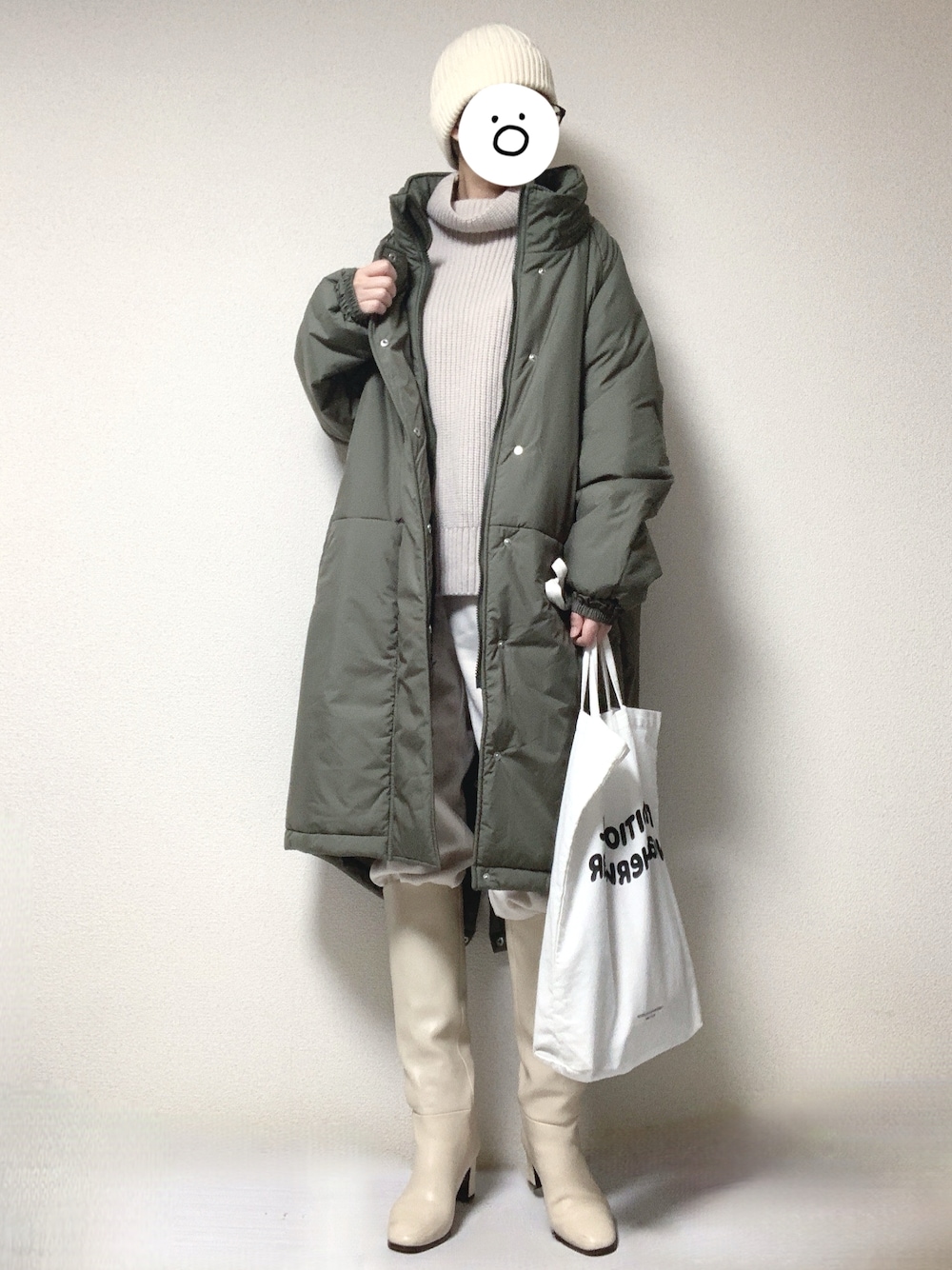 ホワイト系のブーツ、ホワイト系のトートバッグ、ベージュ系のニット/セーターを着用したレディースの冬コーディネートの1枚目の写真