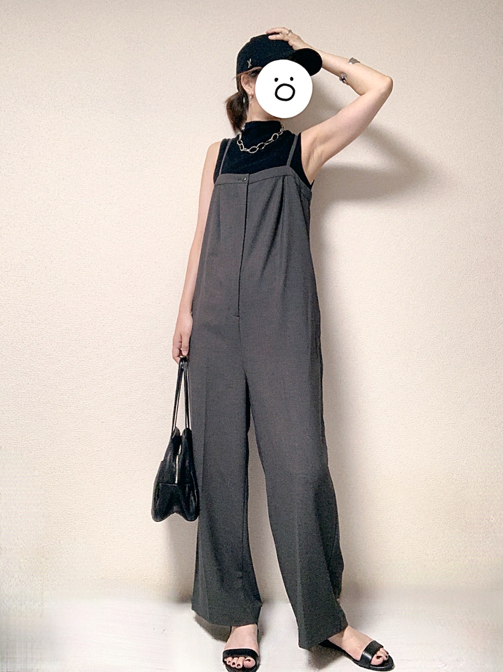 グレー系のサロペット/オーバーオール、ブラック系のTシャツ/カットソー、ブラック系のトートバッグを着用したレディースの夏コーディネートの1枚目の写真