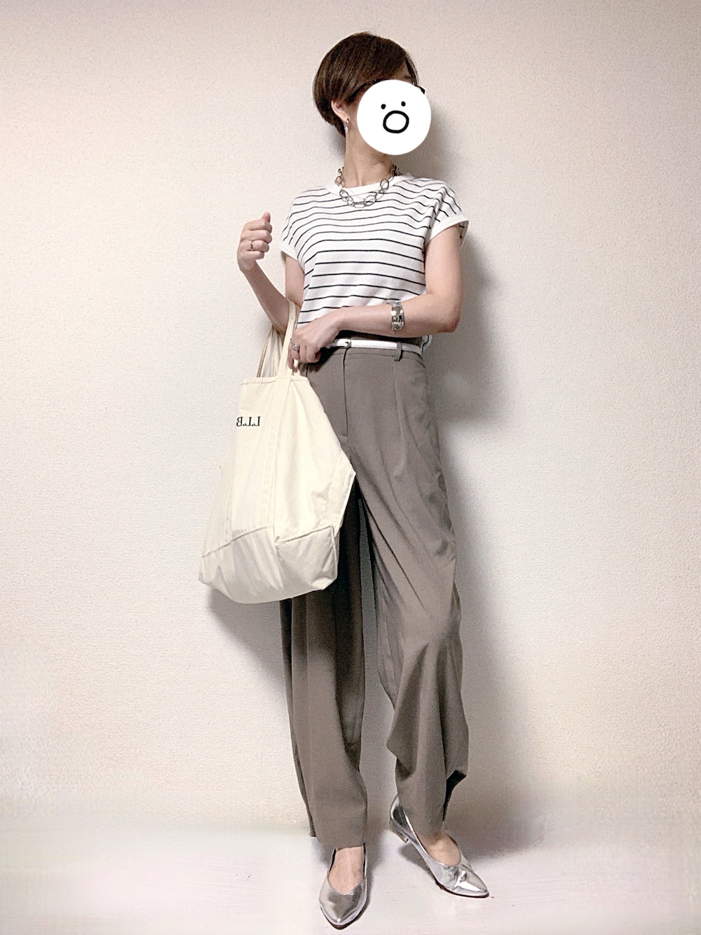ブラウン系のその他パンツ、ホワイト系のTシャツ/カットソー、ホワイト系のトートバッグを着用したレディースの秋コーディネートの1枚目の写真