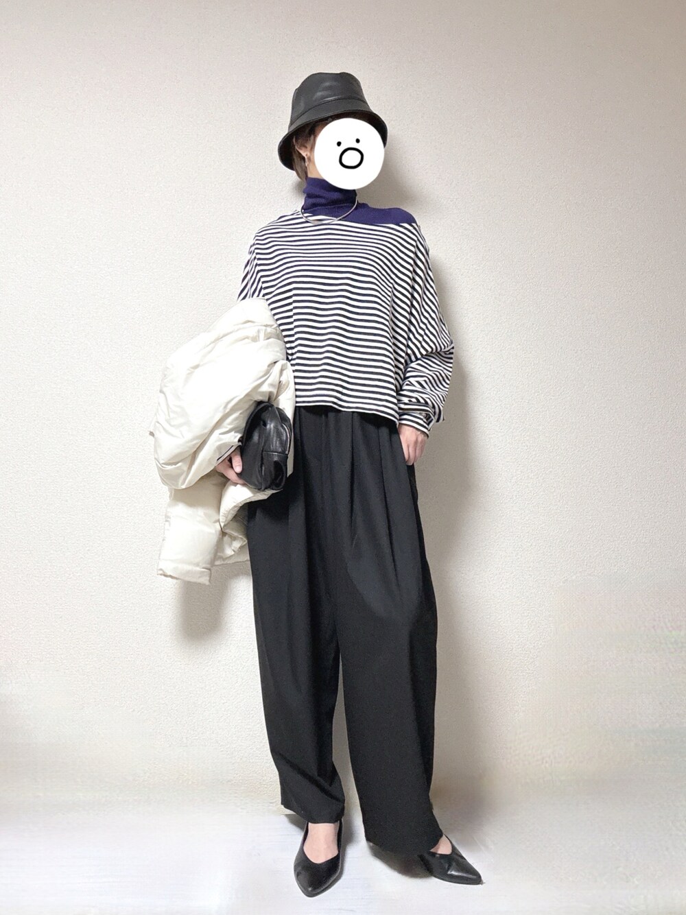 グレー系のその他パンツ、ホワイト系のTシャツ/カットソー、ホワイト系のダウンジャケット/コートを着用したレディースの冬コーディネートの1枚目の写真