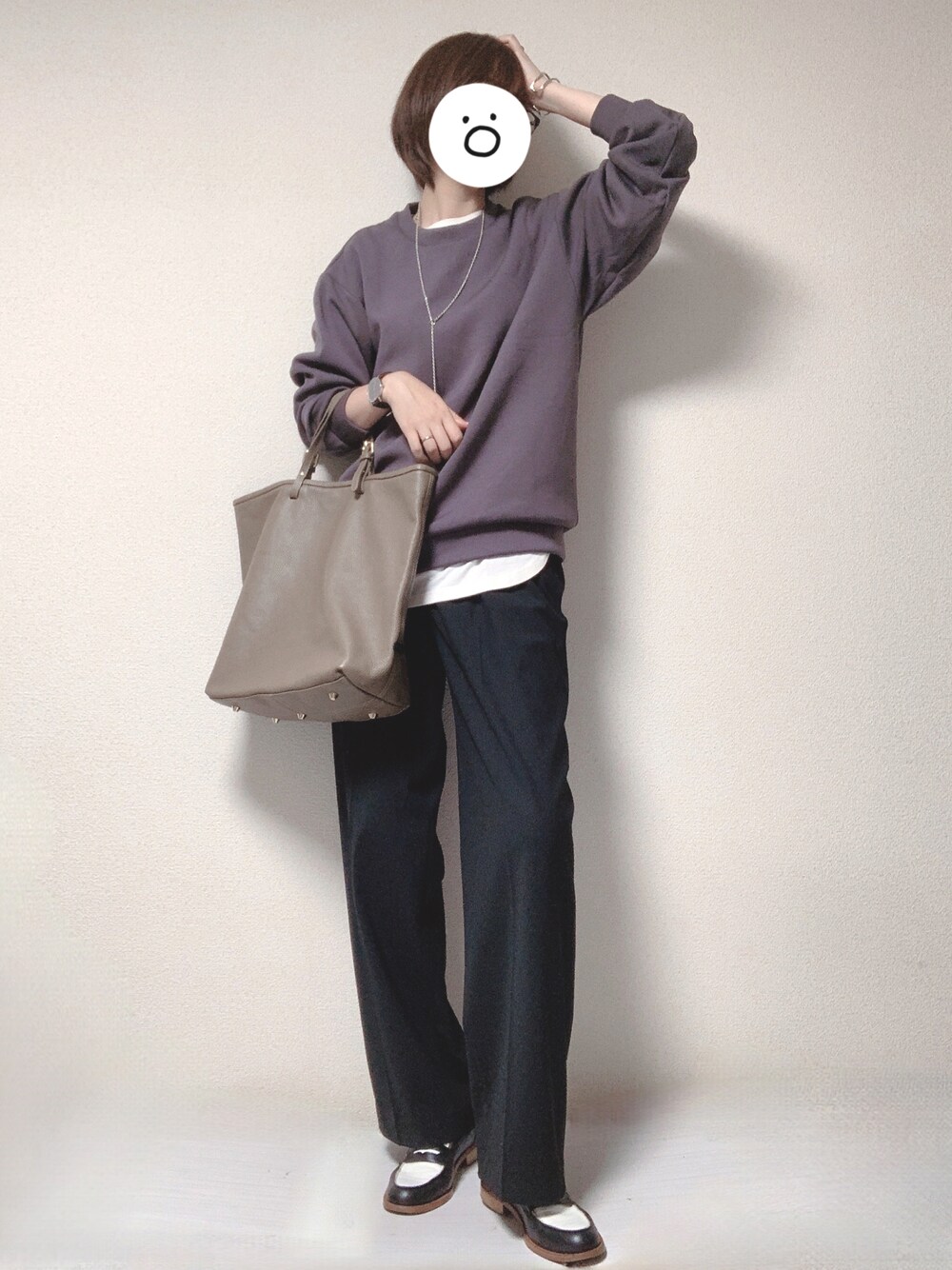 ブラウン系のトートバッグ、その他のローファー、グレー系のTシャツ/カットソーを着用したレディースの秋コーディネートの1枚目の写真
