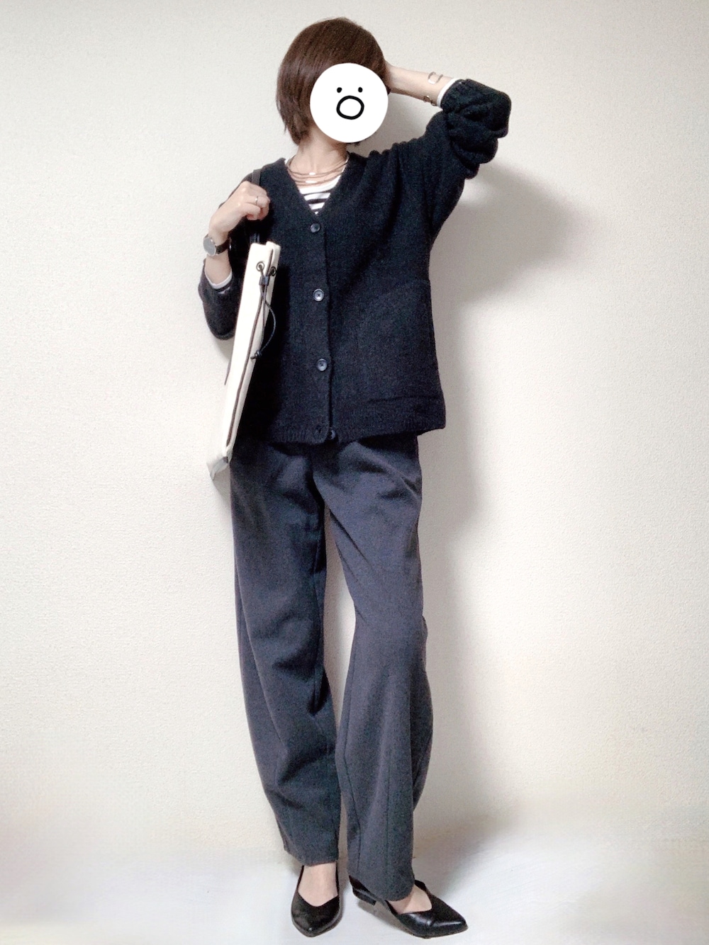 「コクーンパンツ、秋冬コーデ、ニット、カーディガン、グレーコーデ、通勤コーデ、オフィスカジュアル、ボーダー、GU、GUコーデ、メンズライク、秋、秋コーデ、モノトーン、モノトーンコーデ」｜「LE TALONのGRISE ポインテッドVカットフラット（その他シューズ、ブラック系）」を使った、coukoさん（レディース・163cm）の秋コーディネートの1枚目の写真