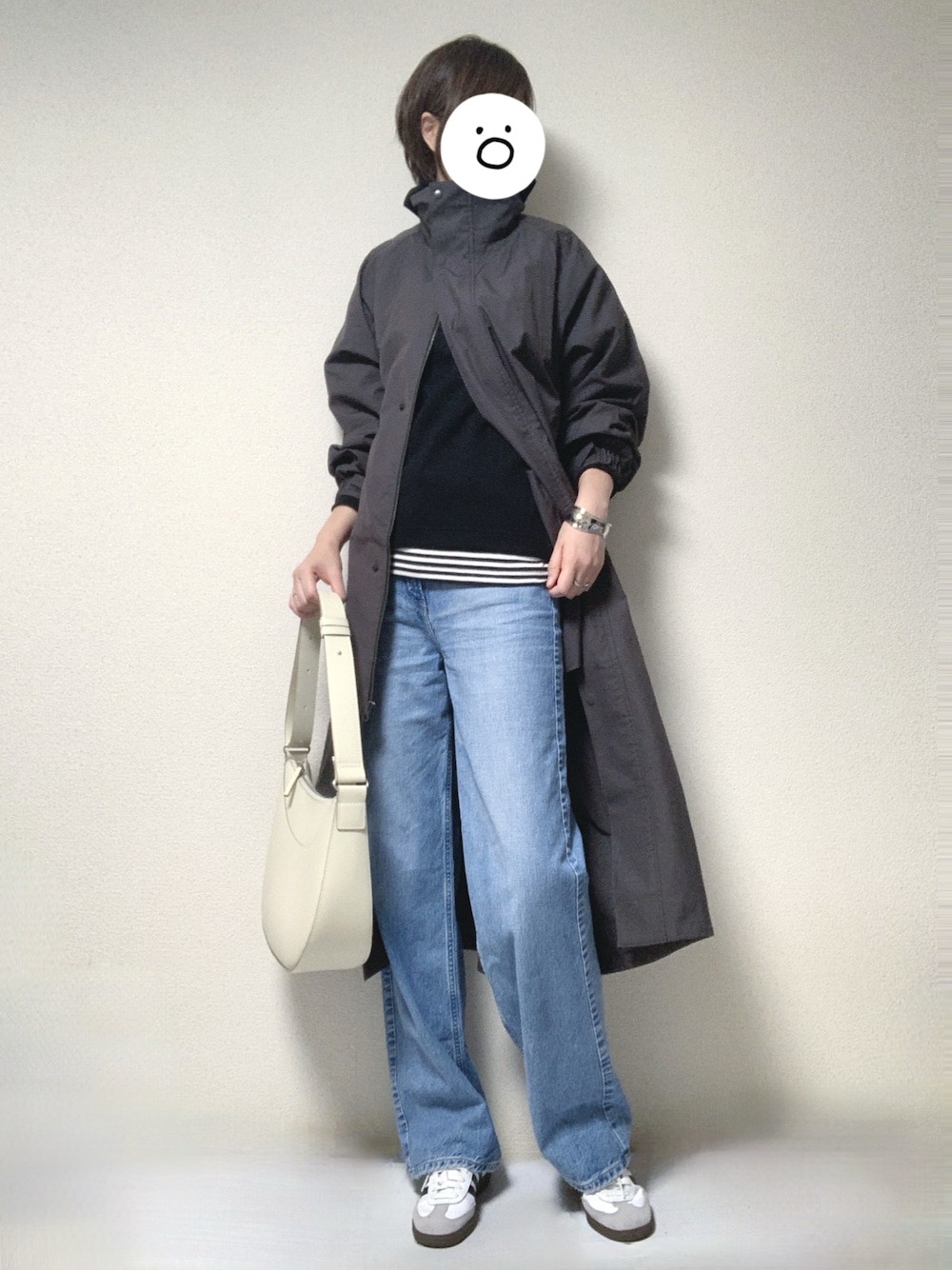 ホワイト系のスニーカー、ブルー系のデニムパンツ、ホワイト系のトートバッグを着用したレディースの春コーディネートの1枚目の写真