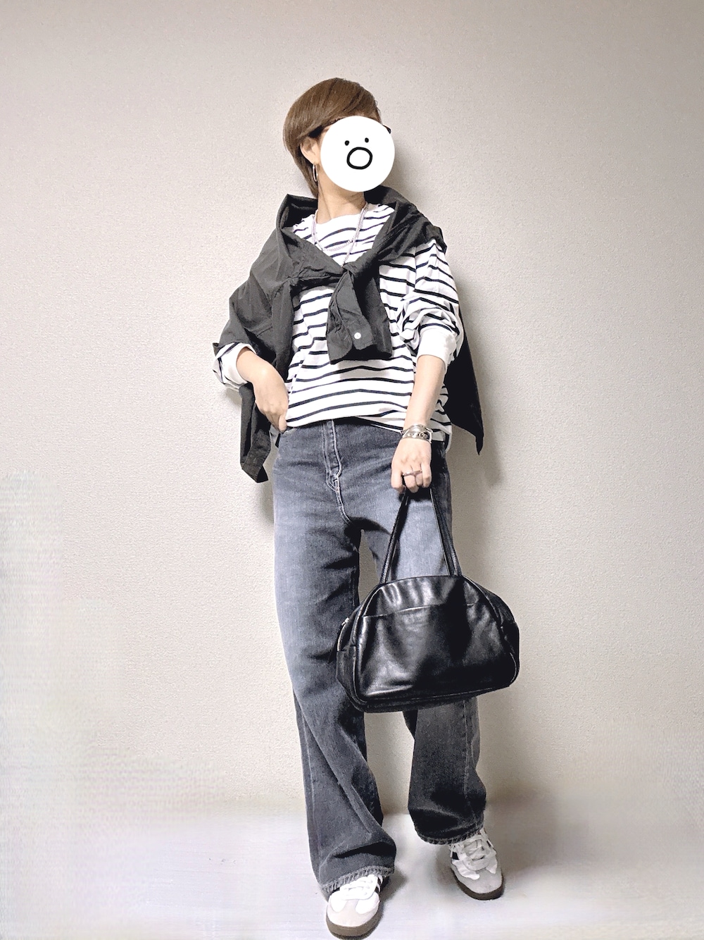 ブラック系のシャツ/ブラウス、ブルー系のTシャツ/カットソー、ブラック系のトートバッグを着用したレディースの春コーディネートの1枚目の写真