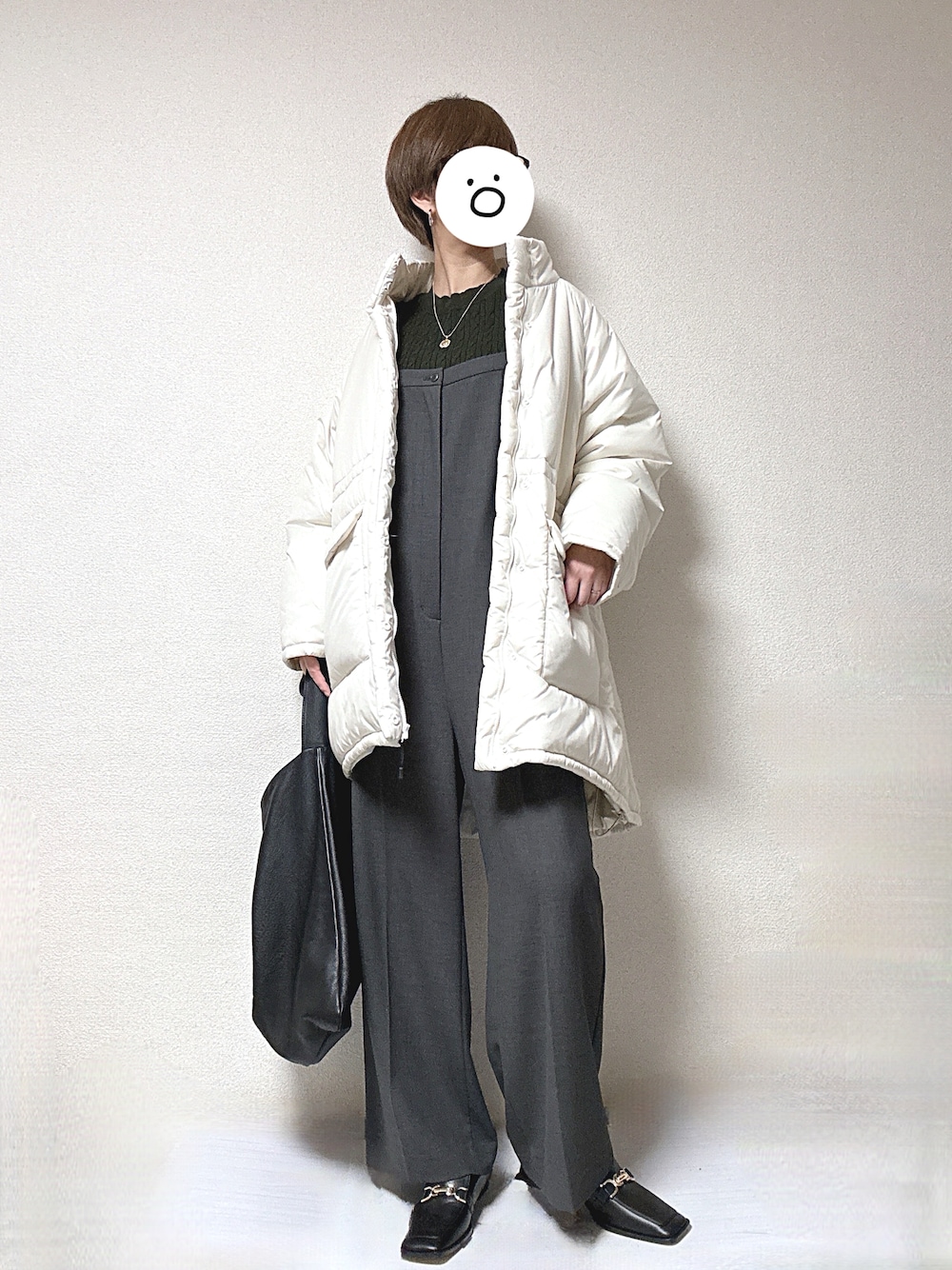 ホワイト系のその他アウター、グレー系のサロペット/オーバーオール、ブラック系のトートバッグを着用したレディースの冬コーディネートの1枚目の写真