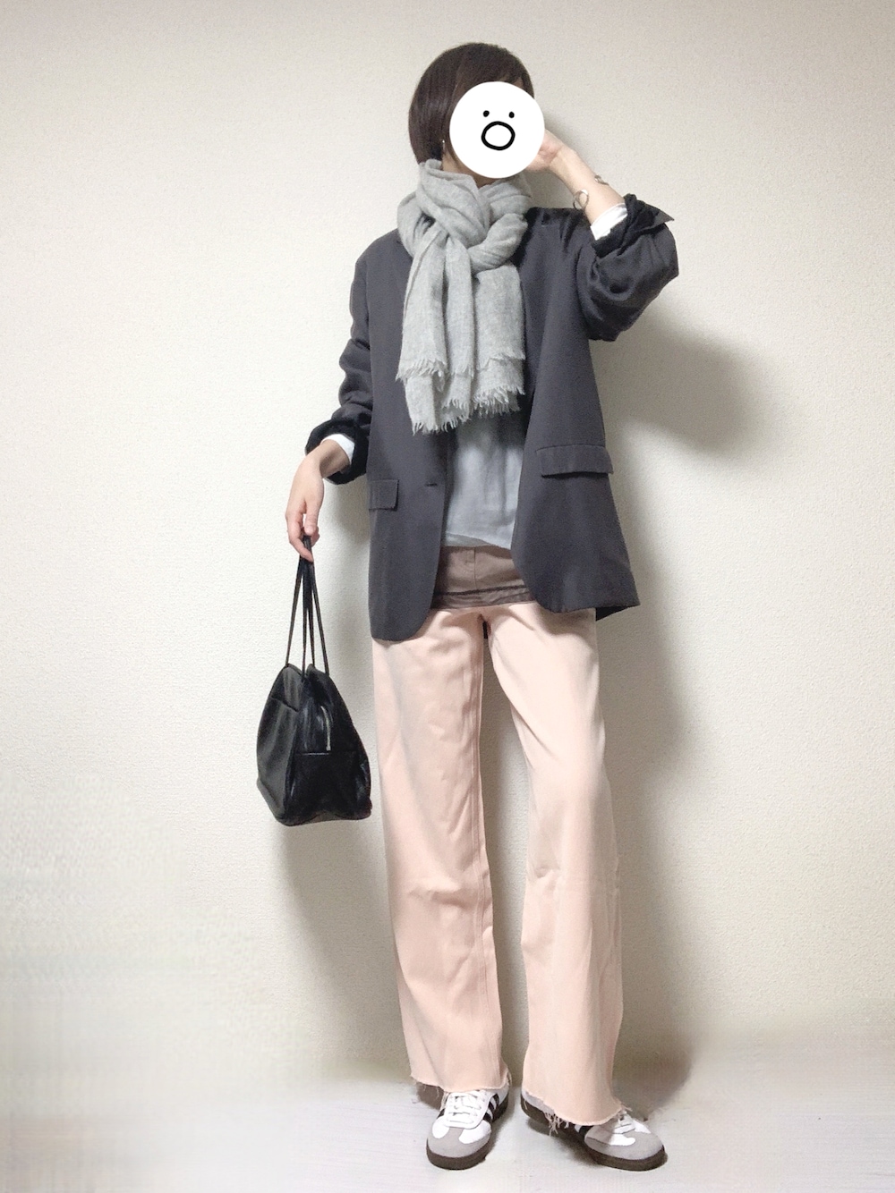 ホワイト系のスニーカー、ピンク系のデニムパンツ、ブラック系のトートバッグを着用したレディースの春コーディネートの1枚目の写真