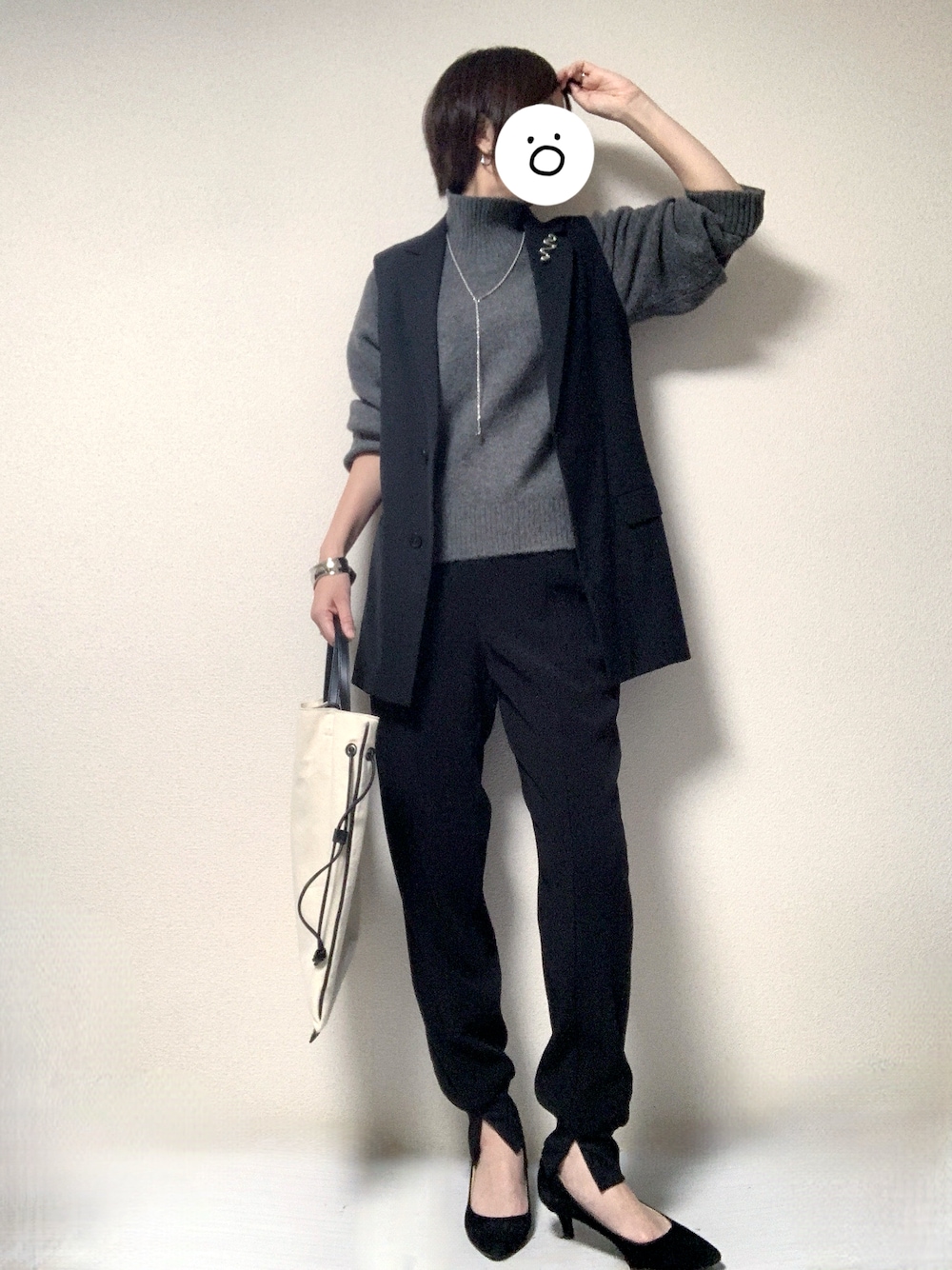 ブラック系のパンプス、ブラック系のその他パンツ、ブラック系のトートバッグを着用したレディースの春コーディネートの1枚目の写真