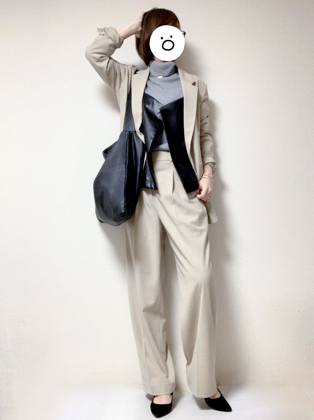 ブラック系のパンプス、ブラック系のキャミソール、ブラック系のトートバッグを着用したレディースの冬コーディネートの1枚目の写真