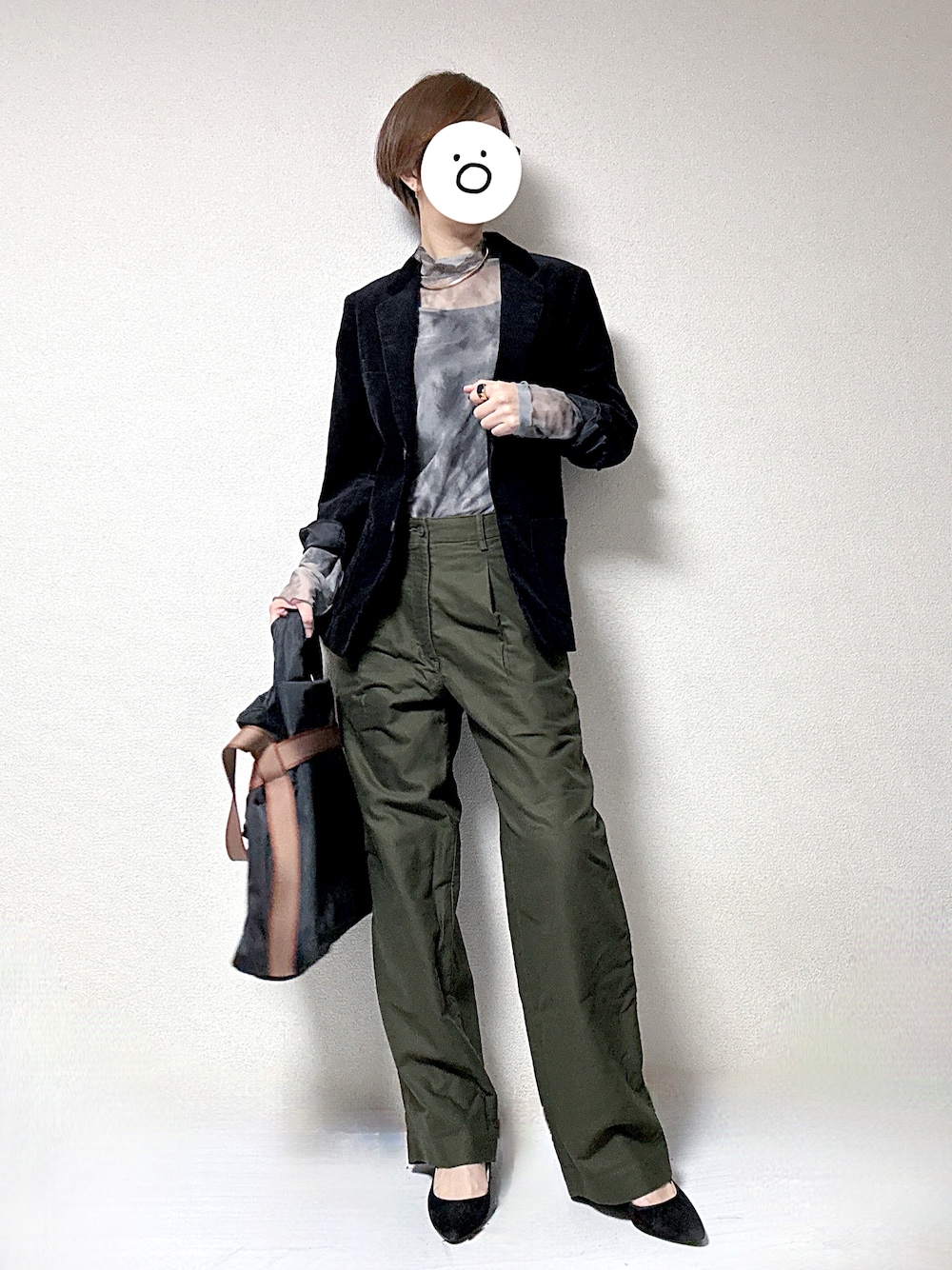 グレー系のTシャツ/カットソー、ブラック系のトートバッグ、ブラック系のパンプスを着用したレディースの秋コーディネートの1枚目の写真