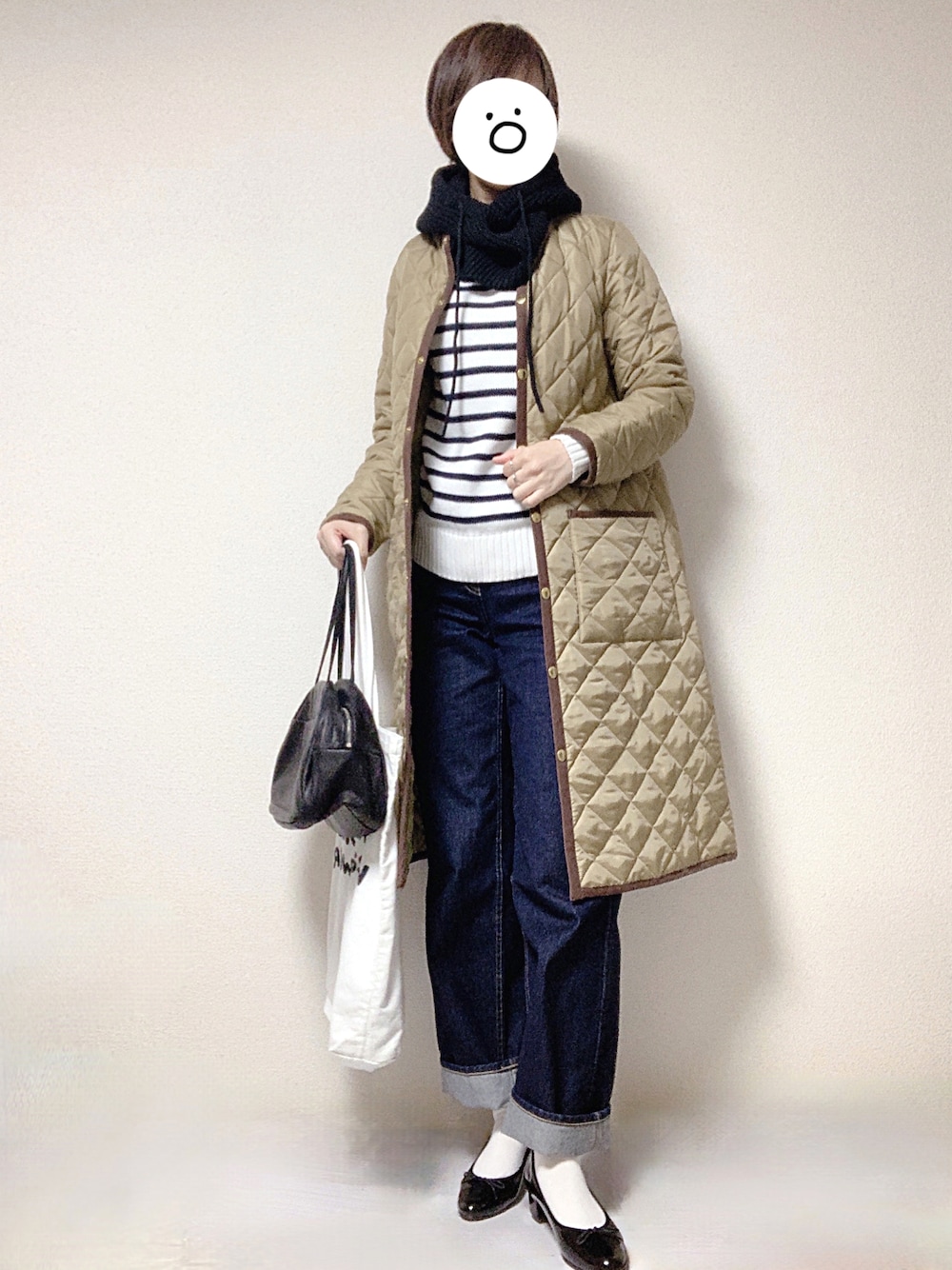 ブラック系のバレエシューズ、ブルー系のデニムパンツ、ブラック系のトートバッグを着用したレディースの秋コーディネートの1枚目の写真