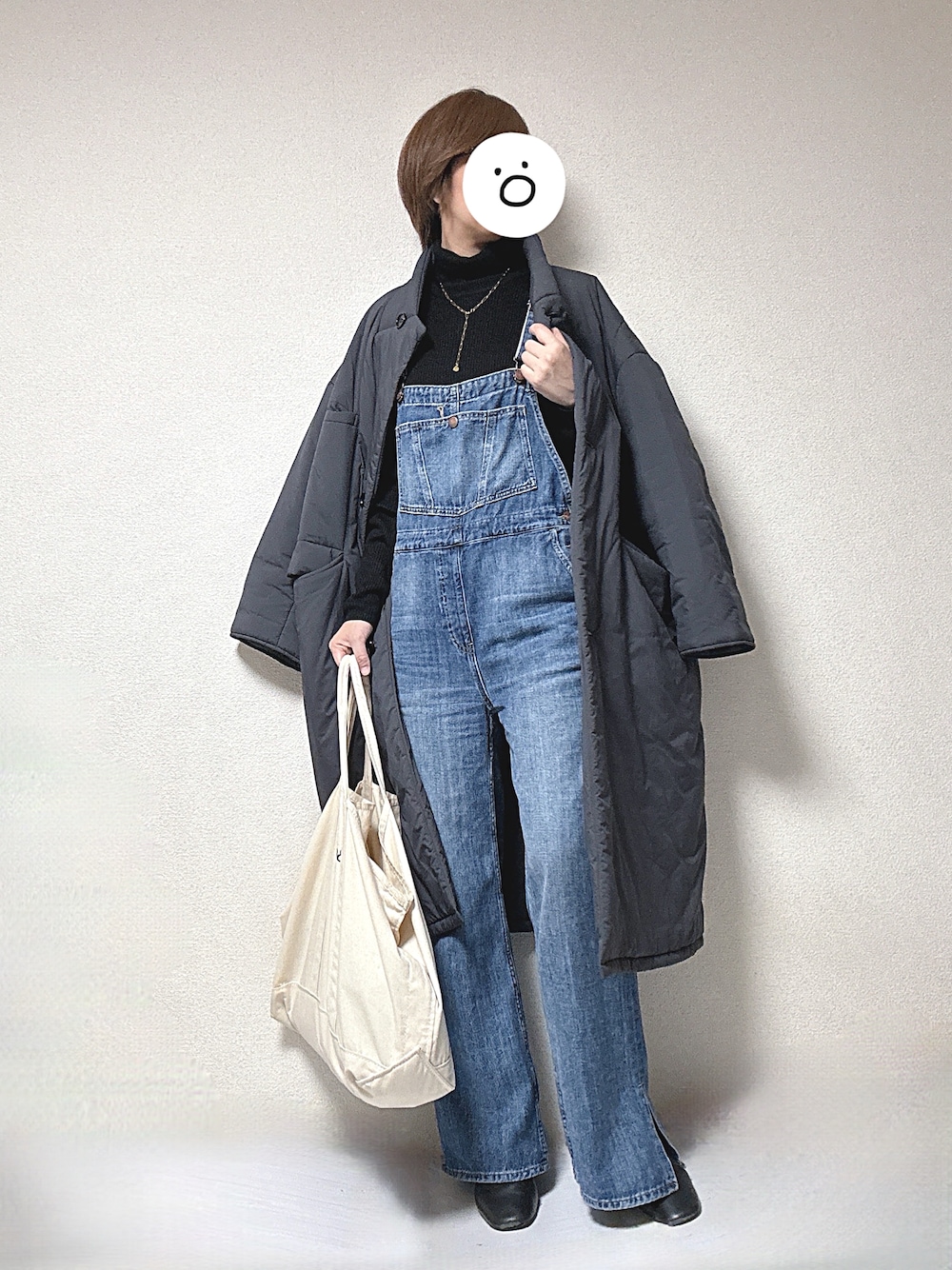 ブルー系のサロペット/オーバーオール、グレー系のその他アウター、ホワイト系のトートバッグを着用したレディースの冬コーディネートの1枚目の写真