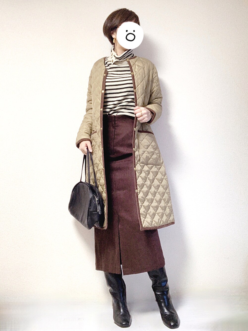 ブラック系のブーツ、ブラック系のトートバッグ、ベージュ系のその他アウターを着用したレディースの冬コーディネートの1枚目の写真