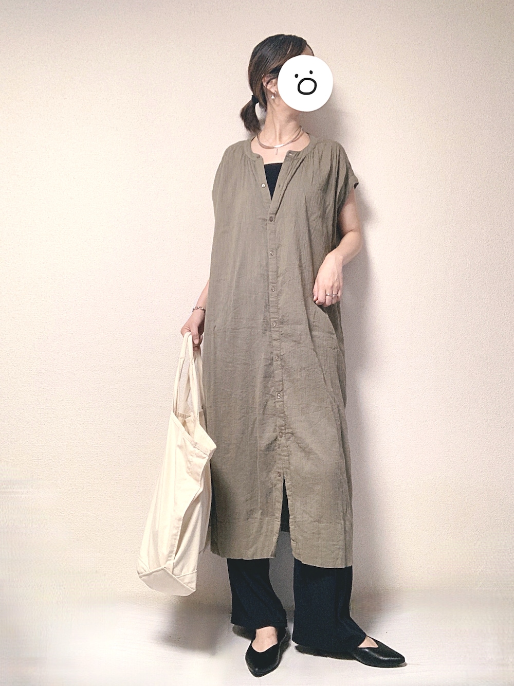 グリーン系のシャツワンピース、ブラック系のチューブトップ、ホワイト系のトートバッグを着用したレディースの夏コーディネートの1枚目の写真