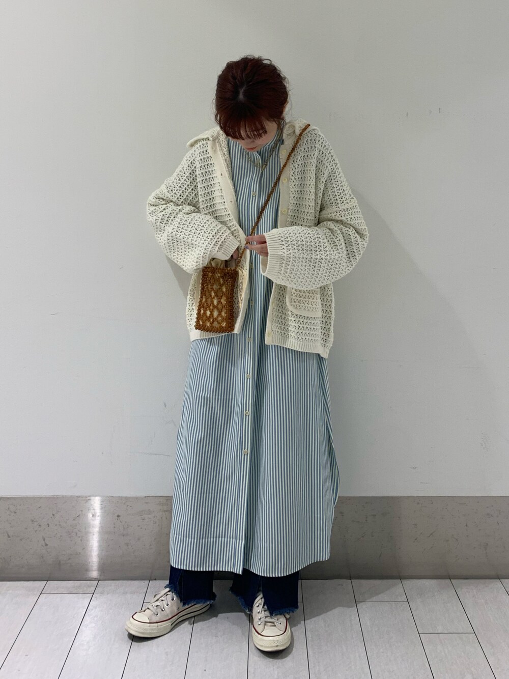 「wcloset、ダブルクローゼット、ダブクロ、カーディガン、襟、ワンピース、春ワンピース、ワンピース×デニム、ストライプ、ストライプワンピース、デニム、デニムパンツ、スニーカー、ショルダーバッグ、ビーズバッグ」｜「w closetの【2022S/S】透かし襟付きカーディガン（ニット/セーター、ホワイト系）」を使った、matsui misakiさん（レディース・159cm）の冬コーディネートの1枚目の写真