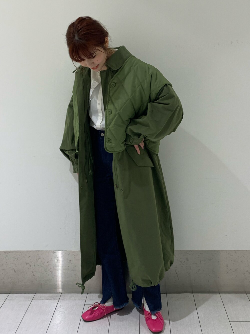 「wcloset、ダブルクローゼット、ダブクロ、春コーデ、春服、ロングコート、カーキ、ミニタリー、ブラウス、ブラウス×デニム、衿付き、デニム、デニムパンツ、パンプス、ピンク」｜「w closetのフリルセーラーカラー衿ブラウス（シャツ/ブラウス、ホワイト系）」を使った、matsui misakiさん（レディース・159cm）の冬コーディネートの1枚目の写真