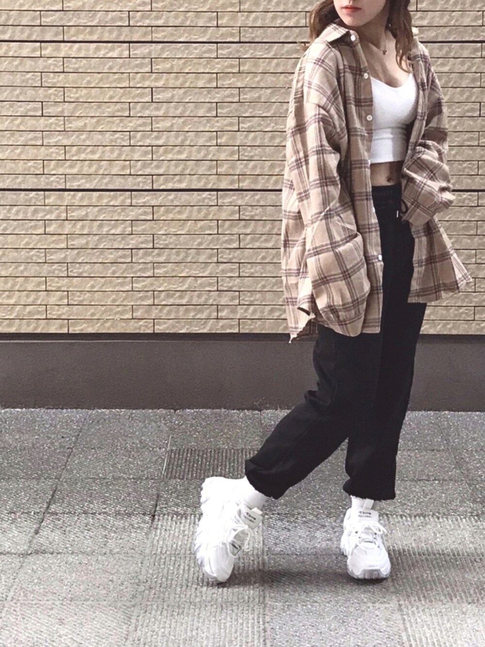 ブラック系のスウェットパンツ、ブラウン系のシャツ/ブラウス、ホワイト系のチューブトップを着用したレディースの秋コーディネートの1枚目の写真