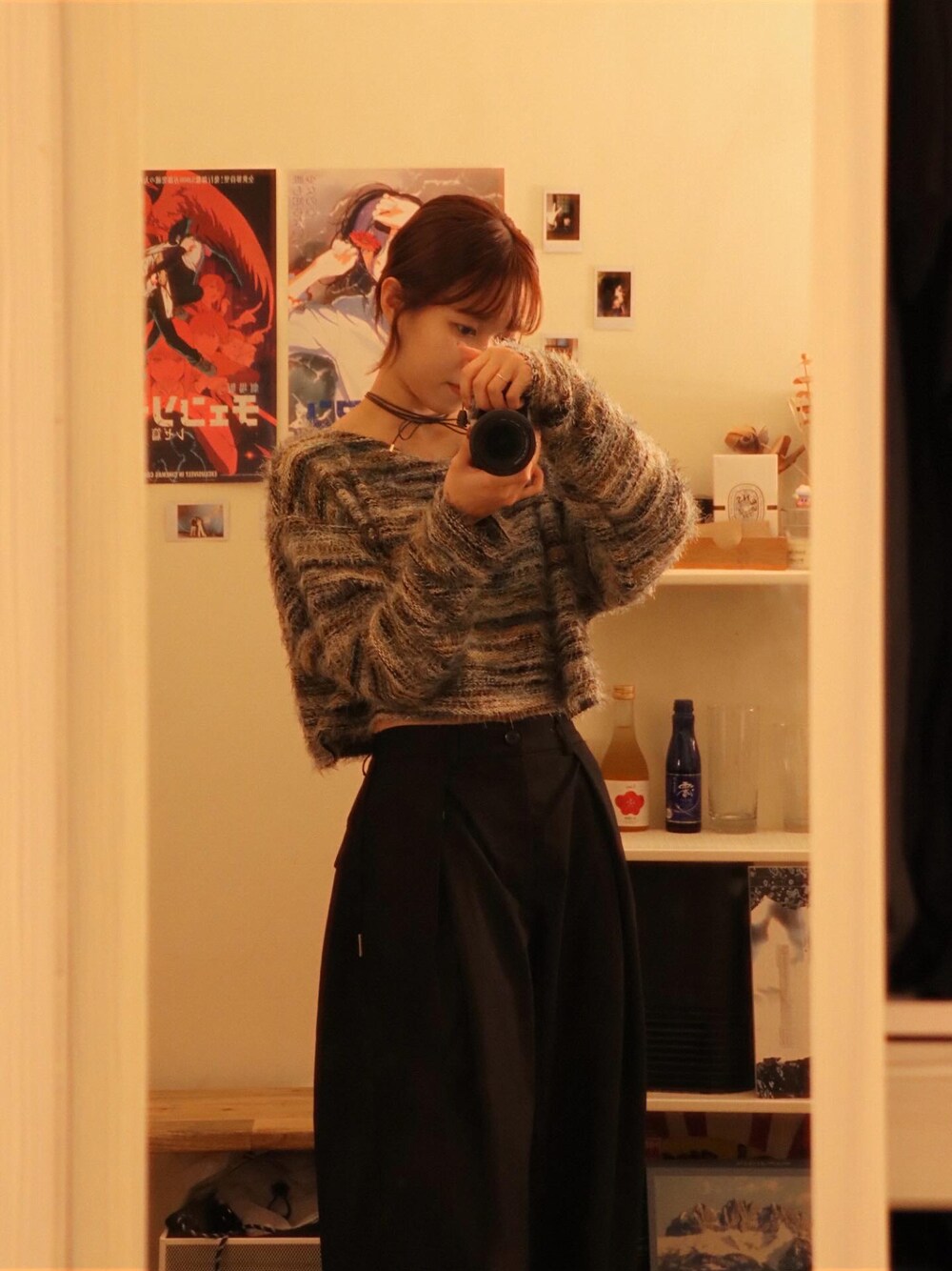 ブラック系のスラックス、グリーン系のニット/セーターを着用したレディースの秋コーディネートの1枚目の写真