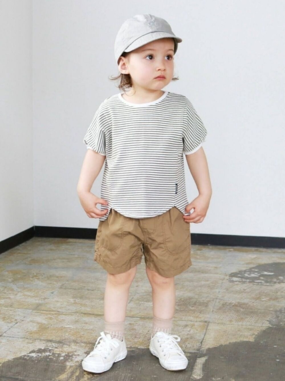 「カジュアルコーデ、ボーダー、ショートパンツ、男の子コーデ、2歳、キッズコーデ、キッズファッション、シンプル、Tシャツ、キャップ」｜「quoti use fithのタイプライタークロス q キャップ（キャップ、グレー系）」を使った、leanailinnieさん（キッズ・90cm）の秋コーディネートの1枚目の写真