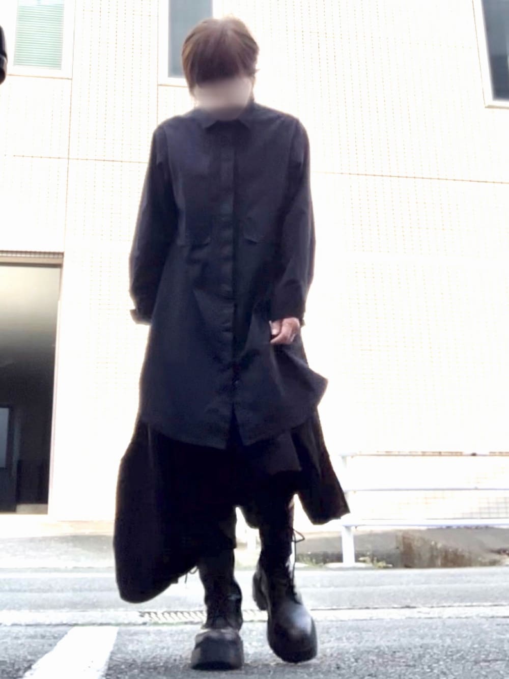 ブラック系のシャツ/ブラウス、ブラック系のパンツ、ブラウン系のブーツを着用したレディースの春コーディネートの1枚目の写真