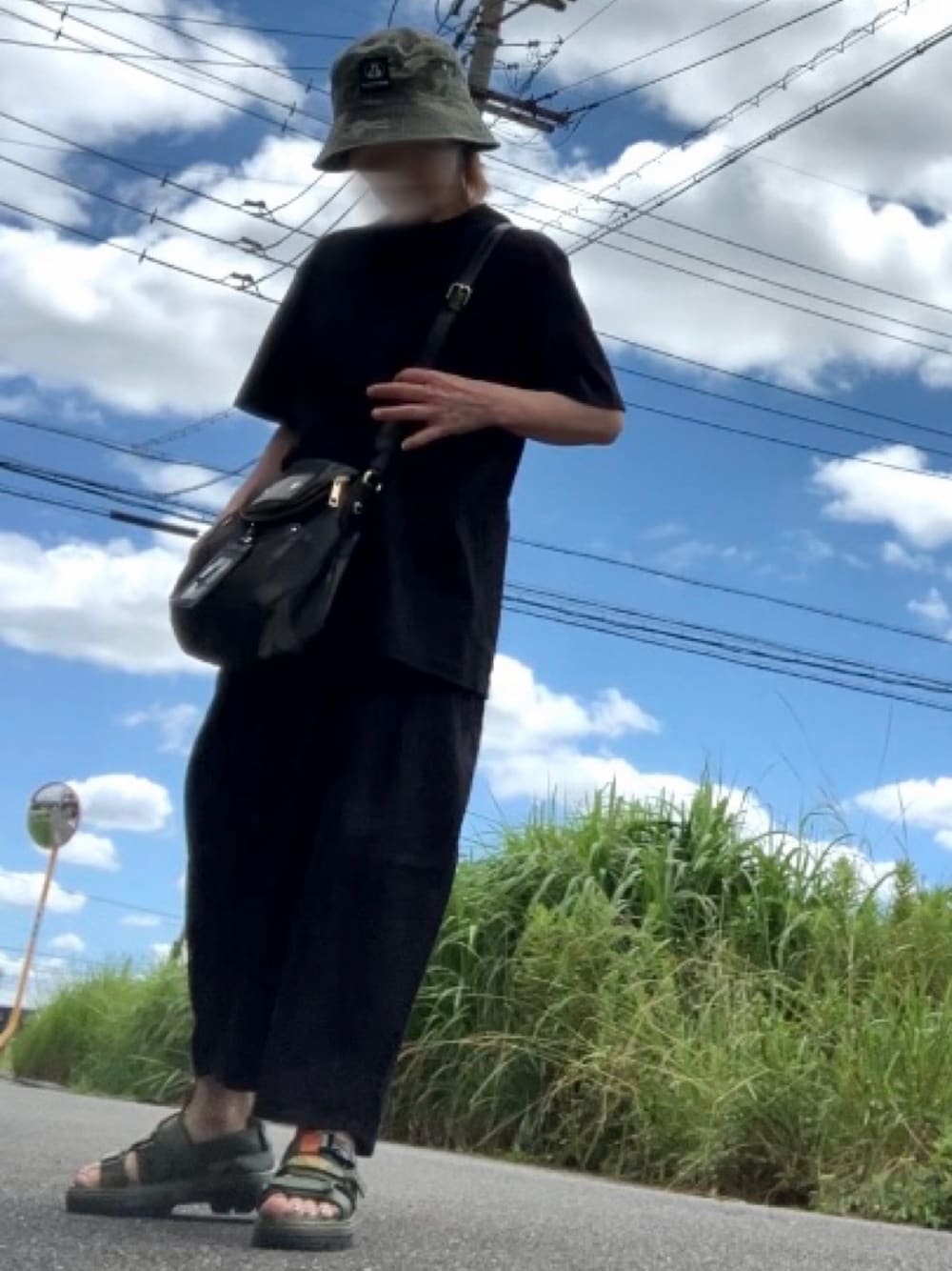 グリーン系のサンダル、ブラック系のTシャツ/カットソー、ブラック系のTシャツ/カットソーを着用したレディースの秋コーディネートの1枚目の写真