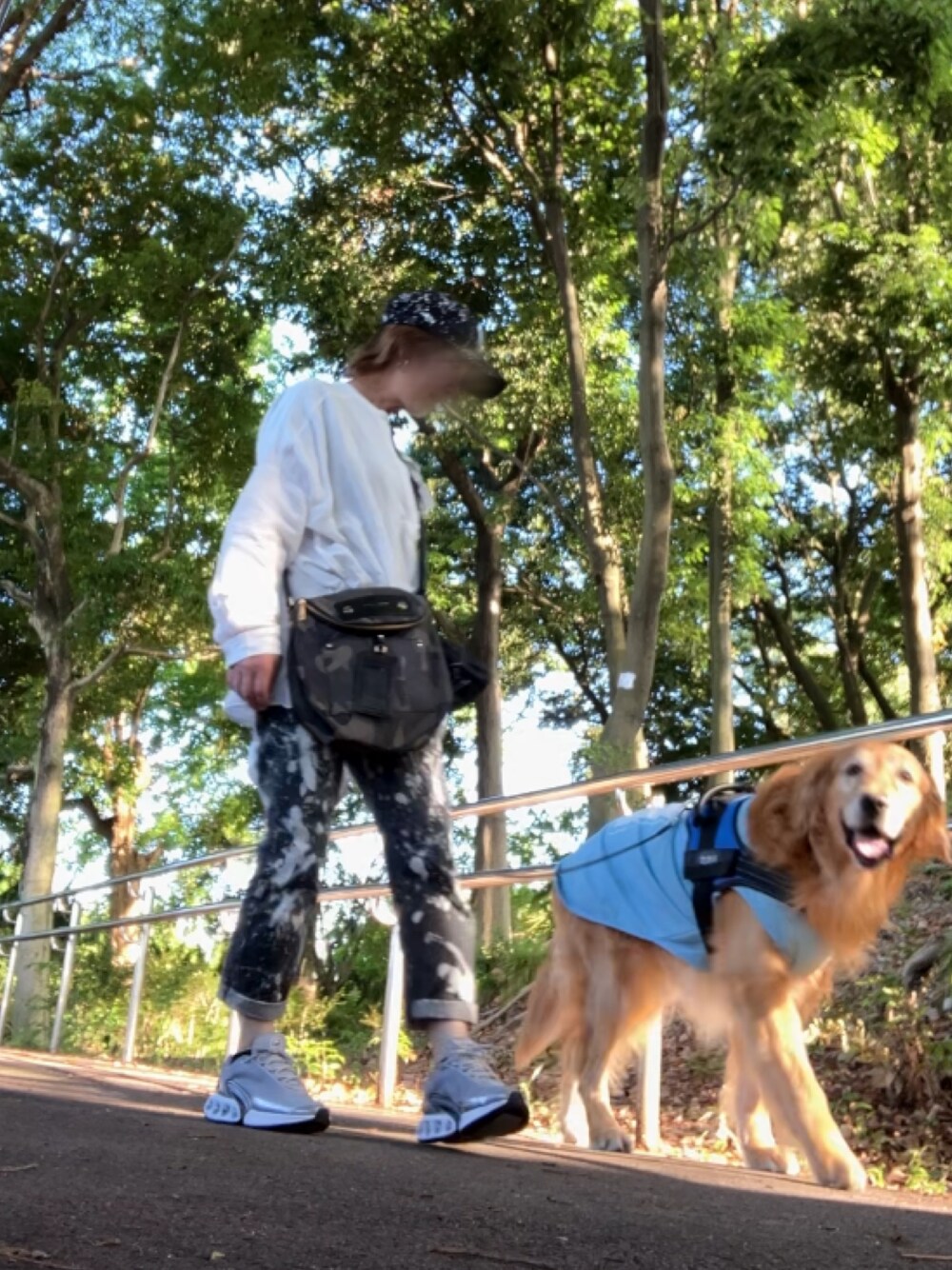 ホワイト系のシャツ/ブラウス、ブラック系のデニムパンツ、シルバー系のスニーカーを着用したレディースの春コーディネートの1枚目の写真