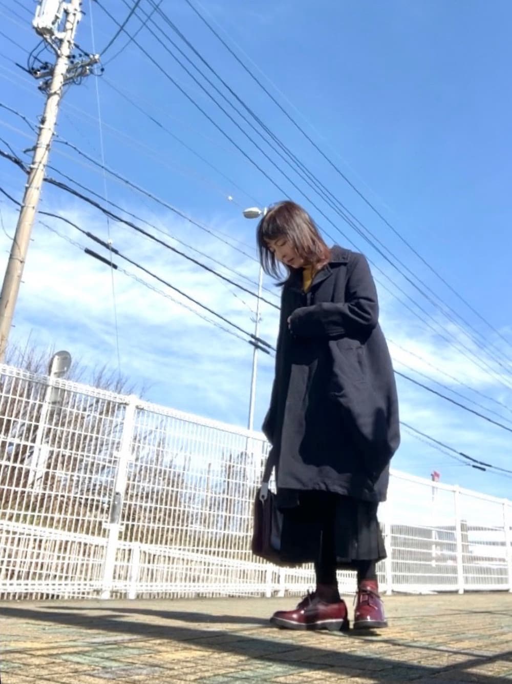 ブラック系のジャケット/アウター、ブラック系のスカート、ブラウン系のドレスシューズを着用したレディースの春コーディネートの1枚目の写真