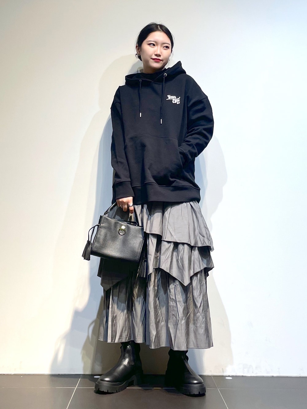 「お出かけコーデ、大人カジュアル、オトナ女子、大人かわいい、ラクチンコーデ、ブラックコーデ、春先取り、高身長コーデ、モノトーン、パーカー、きれいめカジュアル、スカート、PAGEBOY」｜「PBLIMのPAGEBOYLIM/ビックロゴフーディー（パーカー、ブラック系）」を使った、Natsukii/나츠키さん（レディース・164cm）の冬コーディネートの1枚目の写真