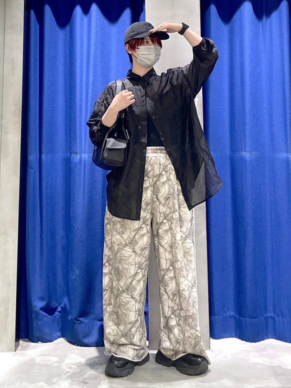 ブラック系のブーツ、ブラック系のシャツ/ブラウス、ブラック系のハンドバッグを着用したレディースの春コーディネートの1枚目の写真