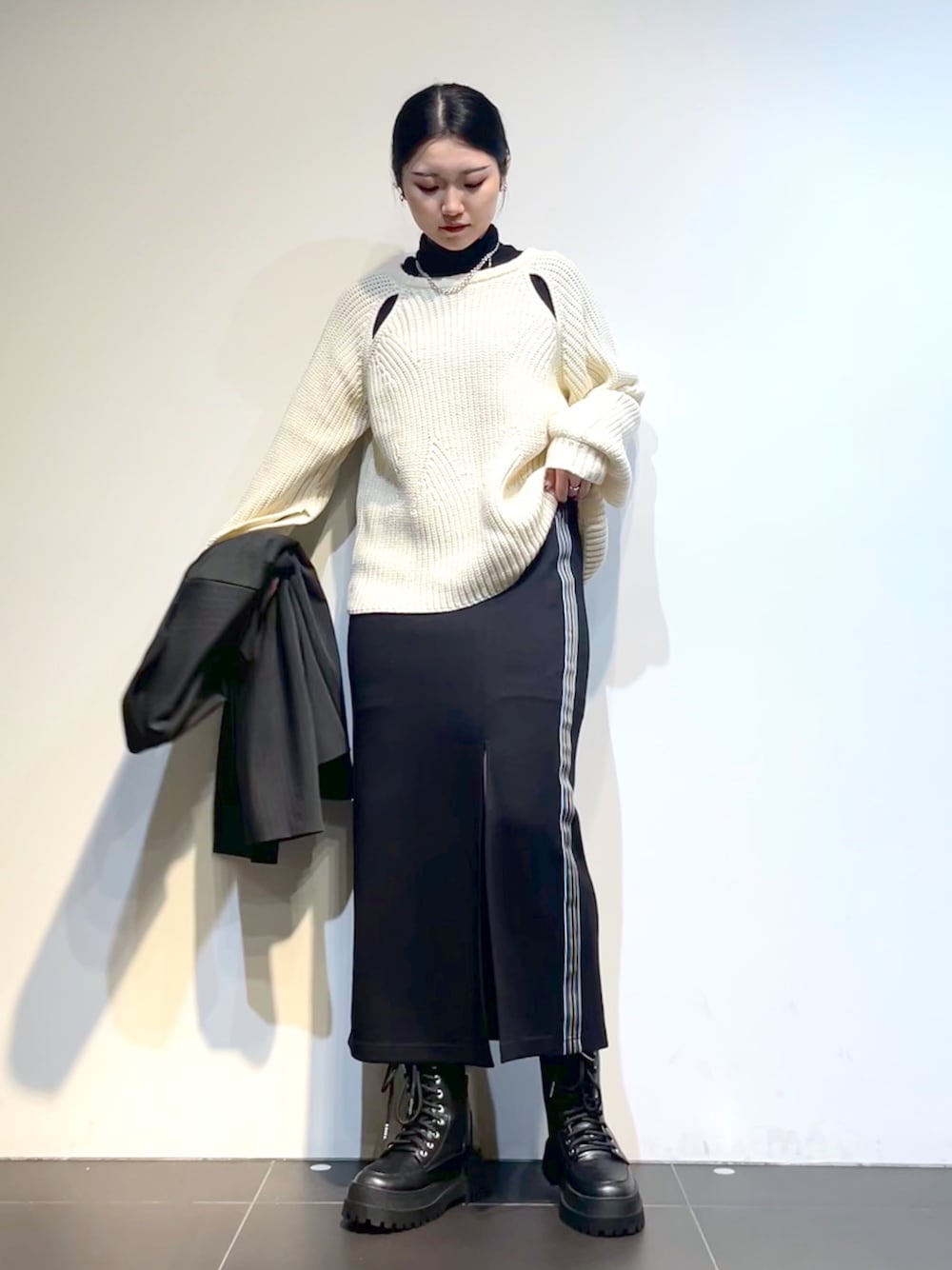 「お出かけコーデ、大人かわいい、高身長コーデ、ロングスカート、タイトスカート、休日スタイル、スリット、ニット、モノトーン、モノトーンコーデ、モード、骨格ウェーブ、PAGEBOY」｜「PAGEBOYのスリットラグランニット（ニット/セーター、ホワイト系）」を使った、Natsukii/나츠키さん（レディース・164cm）の冬コーディネートの1枚目の写真